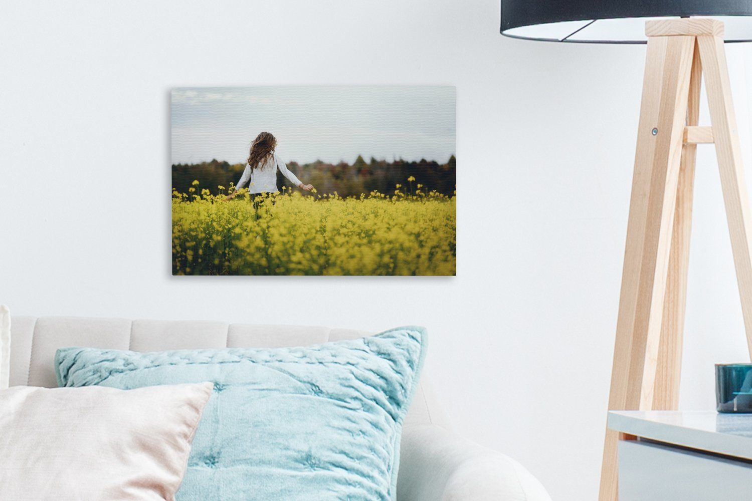 OneMillionCanvasses® Leinwandbild Mädchen durch 30x20 Aufhängefertig, Wanddeko, Blumen, ein gelben Wandbild mit (1 Feld St), cm Leinwandbilder, läuft