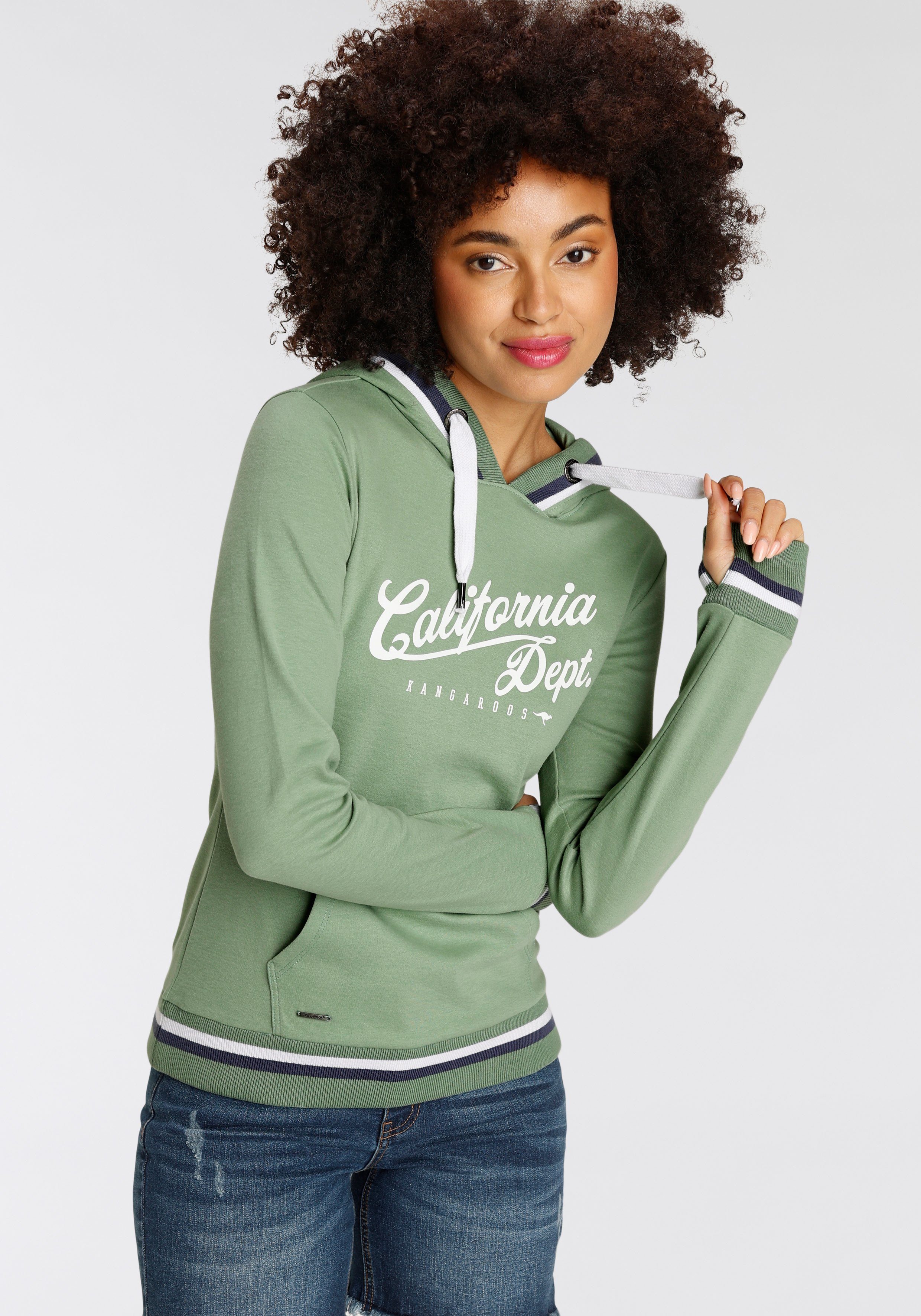 KangaROOS Kapuzensweatshirt mit NEUE Logoschriftzug & großen KOLLEKTION - grün Kontraststreifen