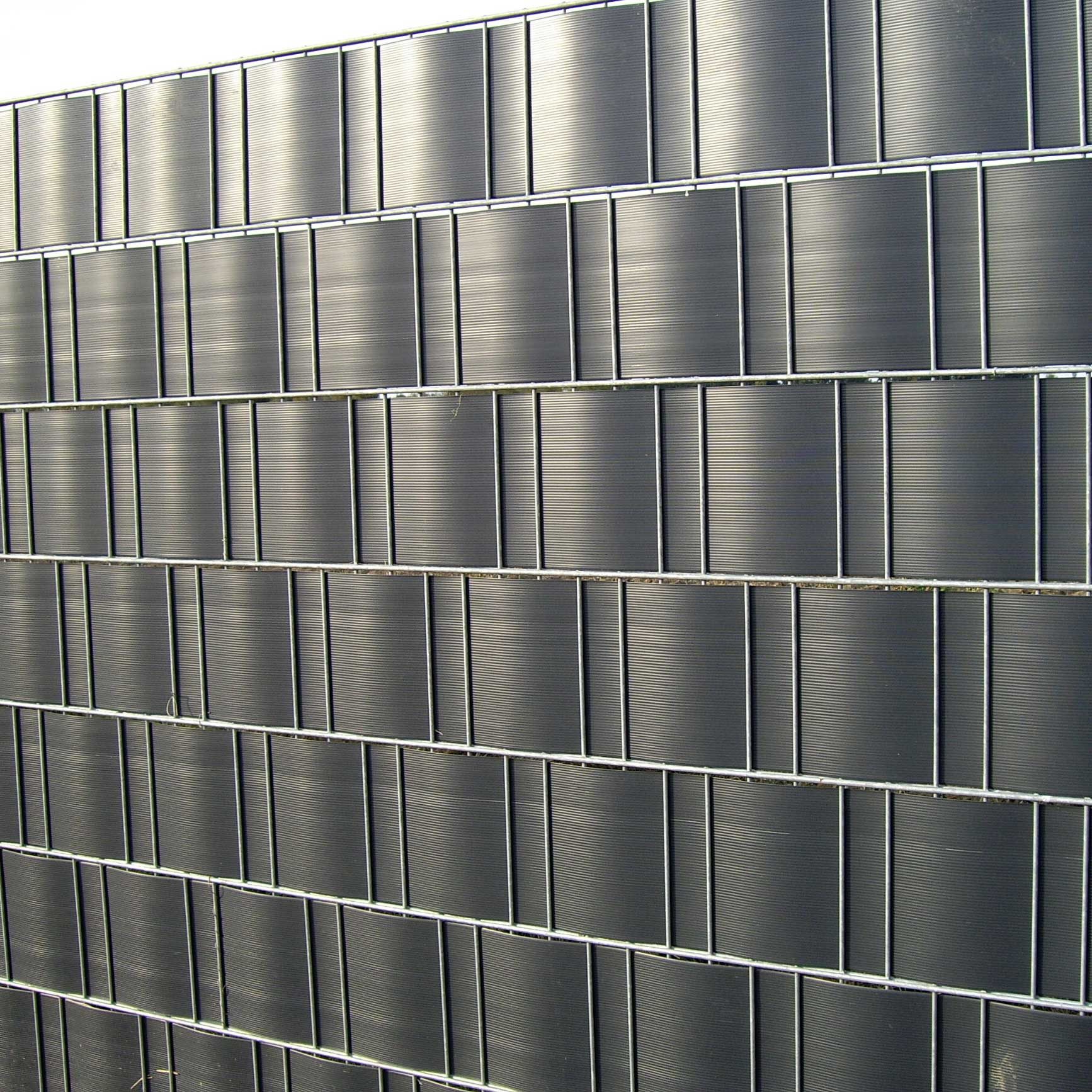 INTRA-TEC Sichtschutzstreifen Zaun-Sichtschutzstreifen aus Hart-PVC 252x19 cm Doppelstabmattenzäune, Windschutz, einfach zuschneidbar, pflegeleicht – Bild 3 von 4