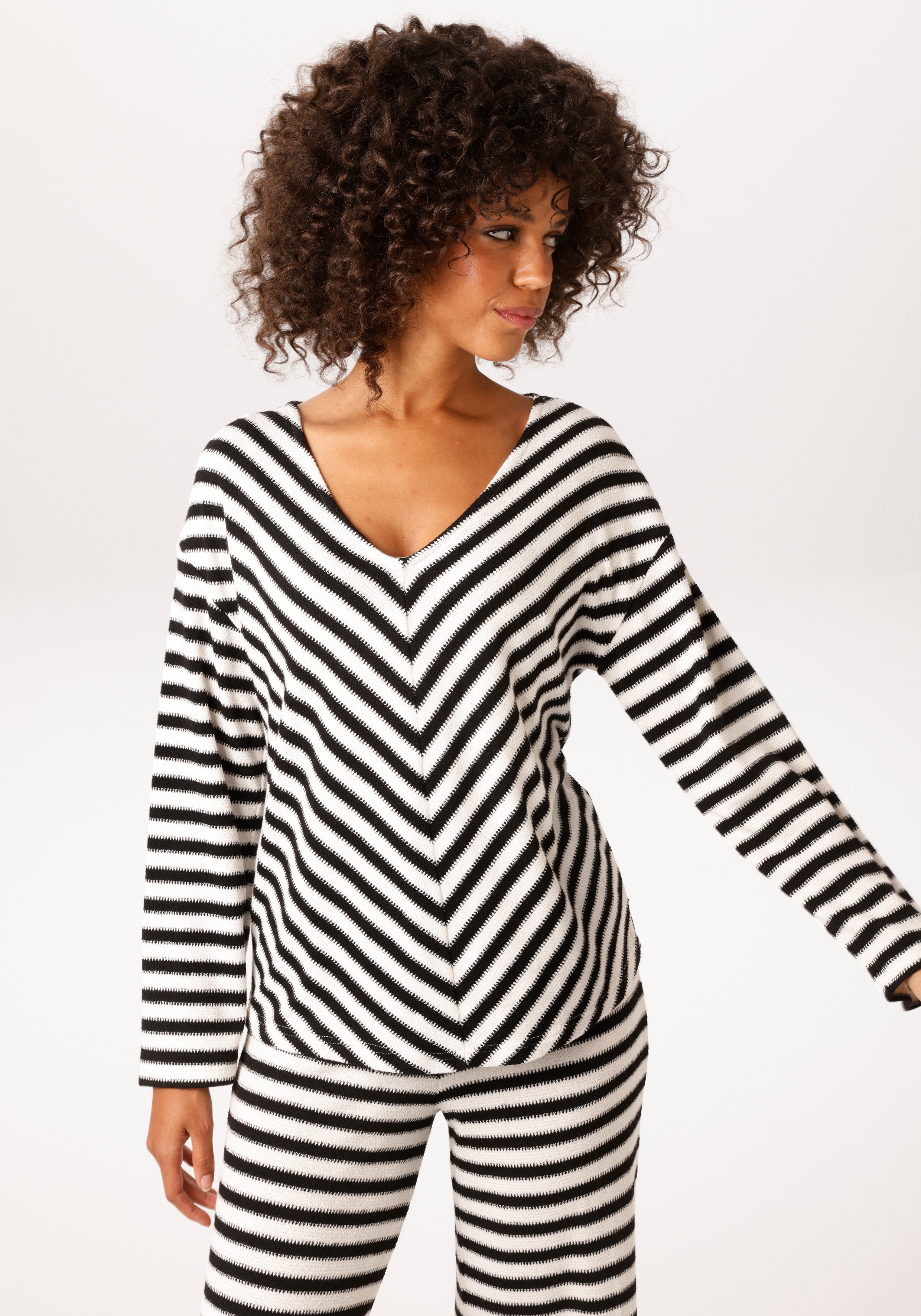 Aniston CASUAL Sweatshirt im interessanten Steifen-Dessin - NEUE KOLLEKTION. € 39,99, (€ 39,99 pro 1 Stk).