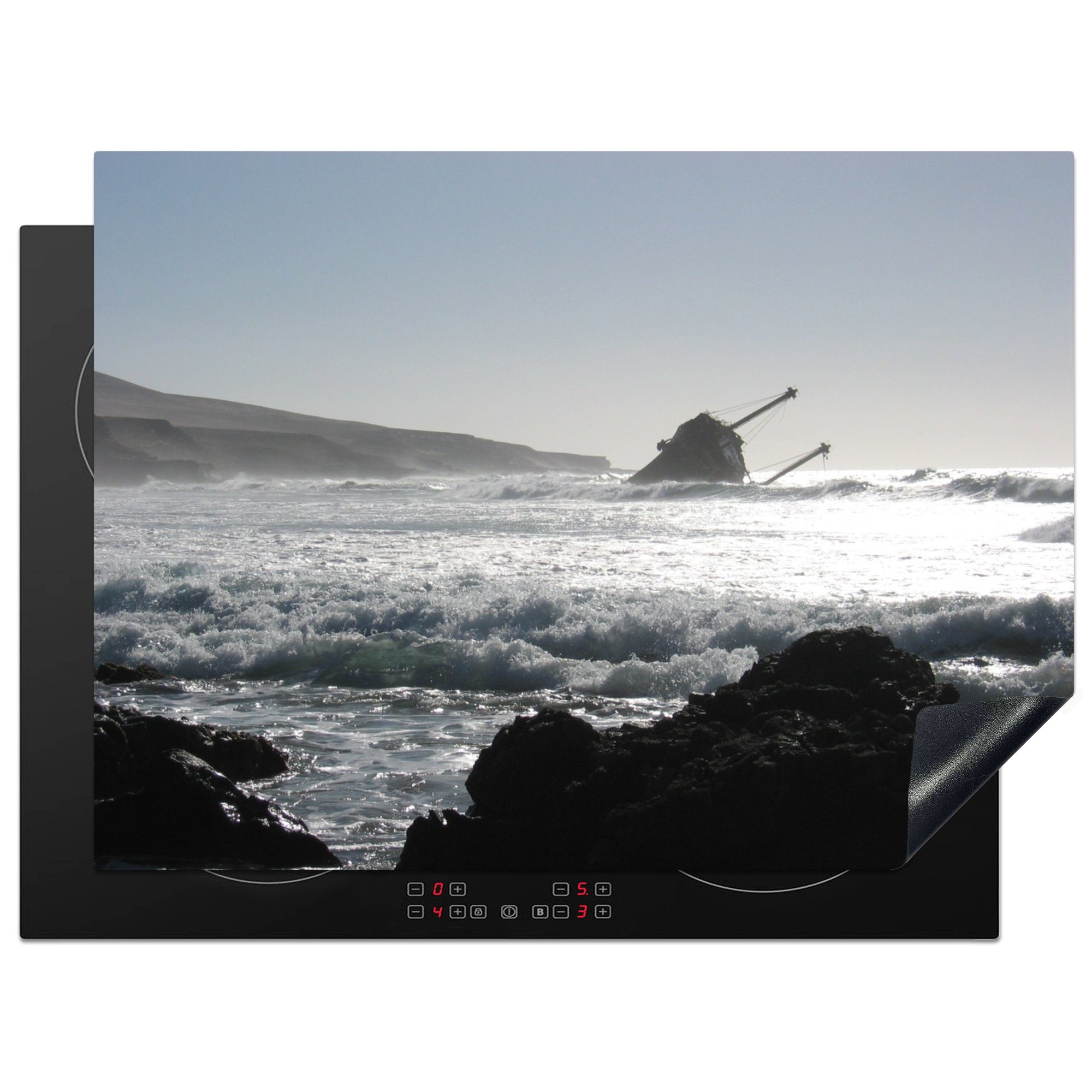 MuchoWow Herdblende-/Abdeckplatte Ein Schiffswrack liegt vor der Küste von Fuerteventura, Vinyl, (1 tlg), 70x52 cm, Mobile Arbeitsfläche nutzbar, Ceranfeldabdeckung
