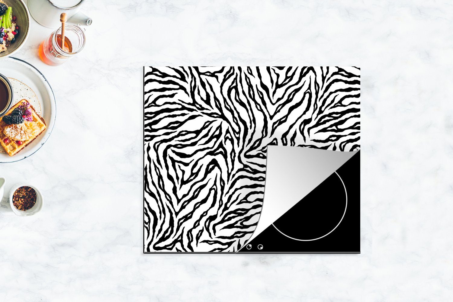 MuchoWow Herdblende-/Abdeckplatte Tigerdruck - Arbeitsfläche Ceranfeldabdeckung cm, Tiere Vinyl, (1 60x52 - Muster, Weiß Mobile - tlg), nutzbar, Schwarz 