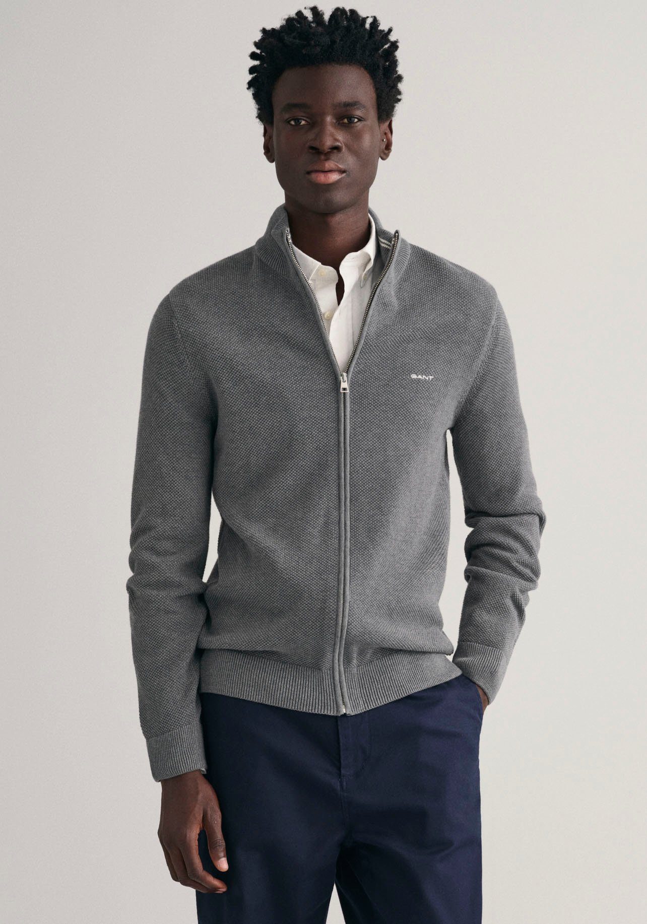 Gant Strickjacke COTTON PIQUE ZIP auf der grey dark CARDIGAN Logostickerei mit Brust melange