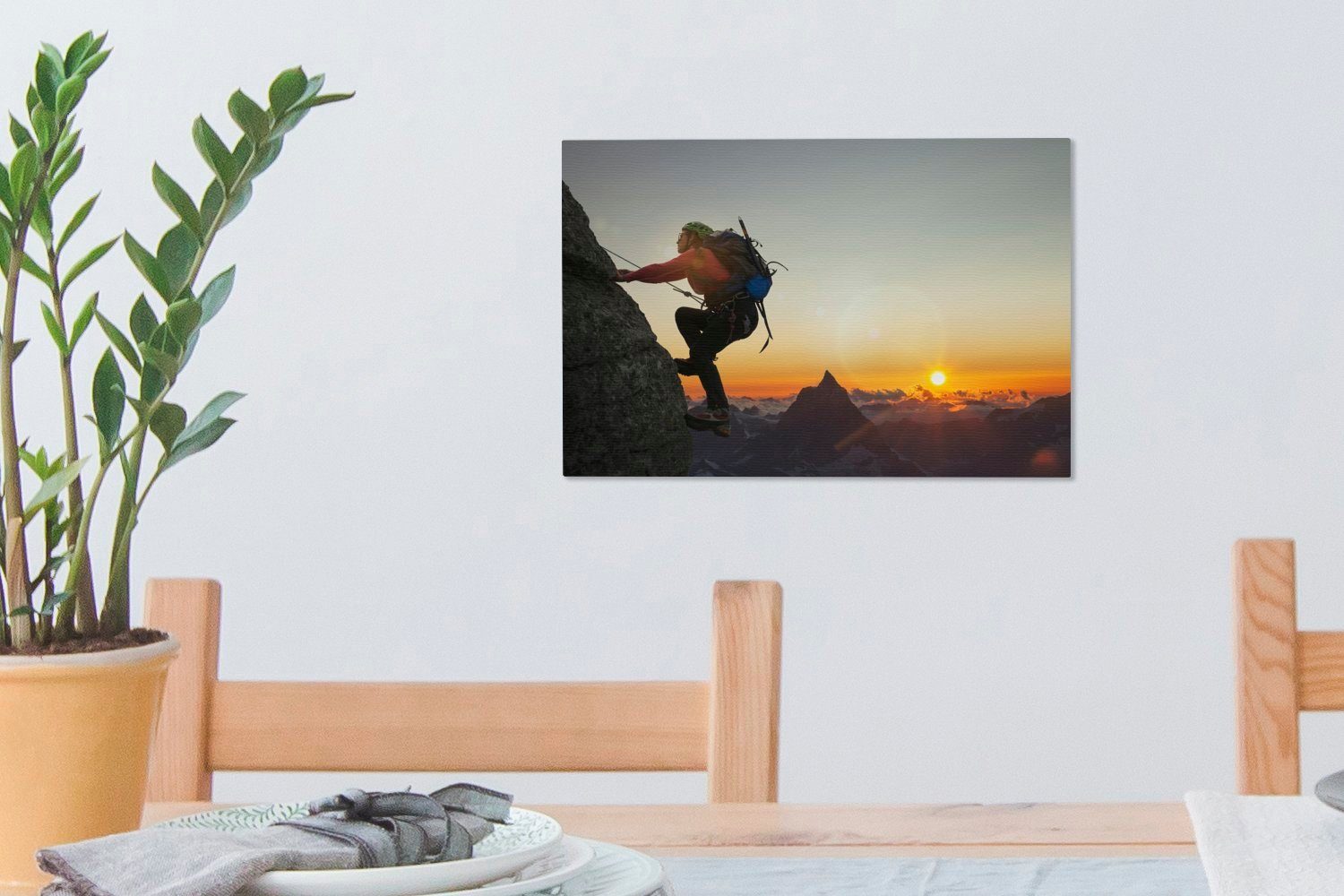 Berg, Leinwandbild Eine Leinwandbilder, besteigt Frau einen 30x20 OneMillionCanvasses® junge cm Aufhängefertig, St), (1 Wandbild Wanddeko,
