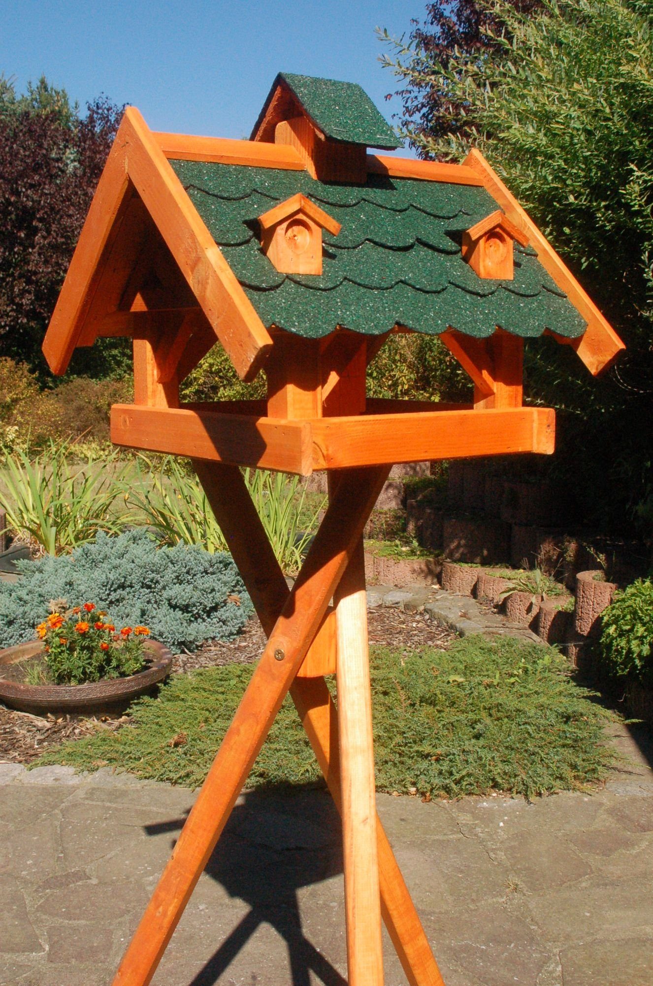 DSH DEKO SHOP HANNUSCH Vogelhaus mit Bitumenschindeln und Gauben versch. Dachfarben V19