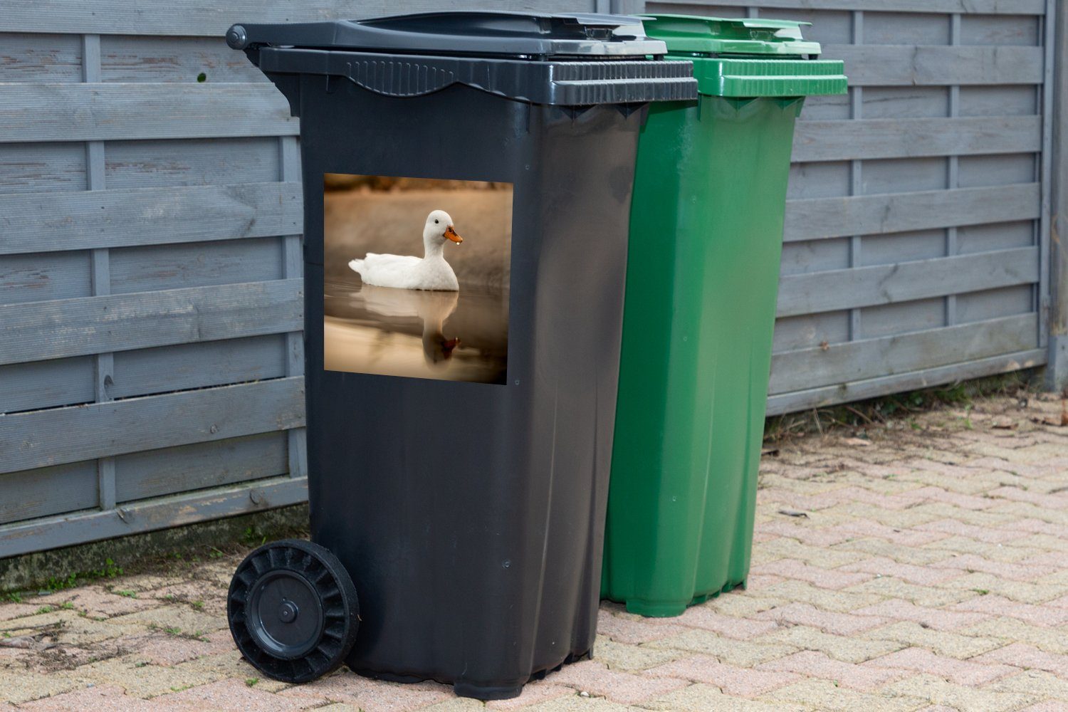 St), Container, Mülltonne, - Abfalbehälter - Mülleimer-aufkleber, - MuchoWow Vogel Weiß Ente Wandsticker (1 Sticker, Wasser
