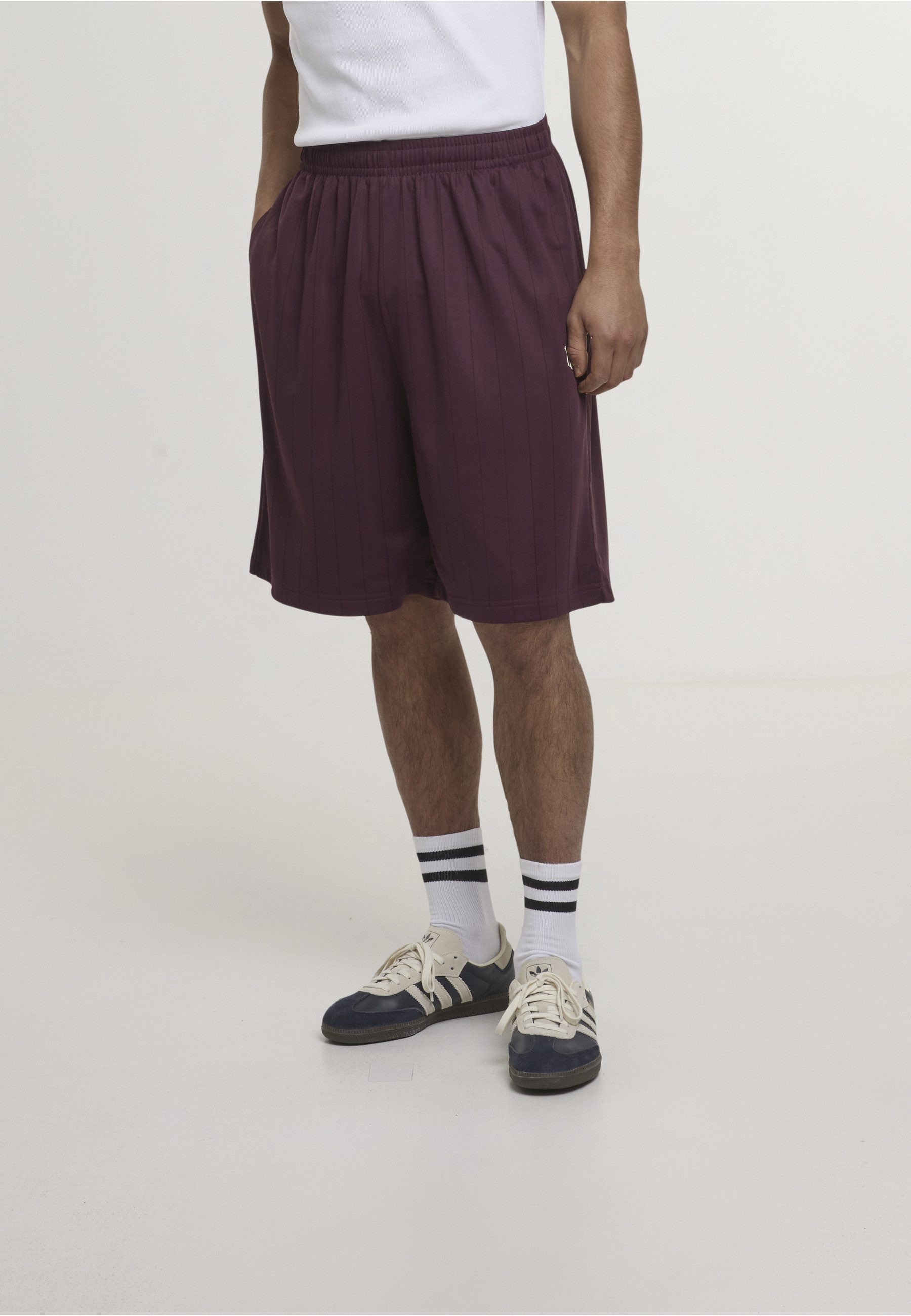 Karl Kani Sweatshorts Karl Kani KK Insignia Shadow Pinstripe Soccer Shorts (1-tlg)