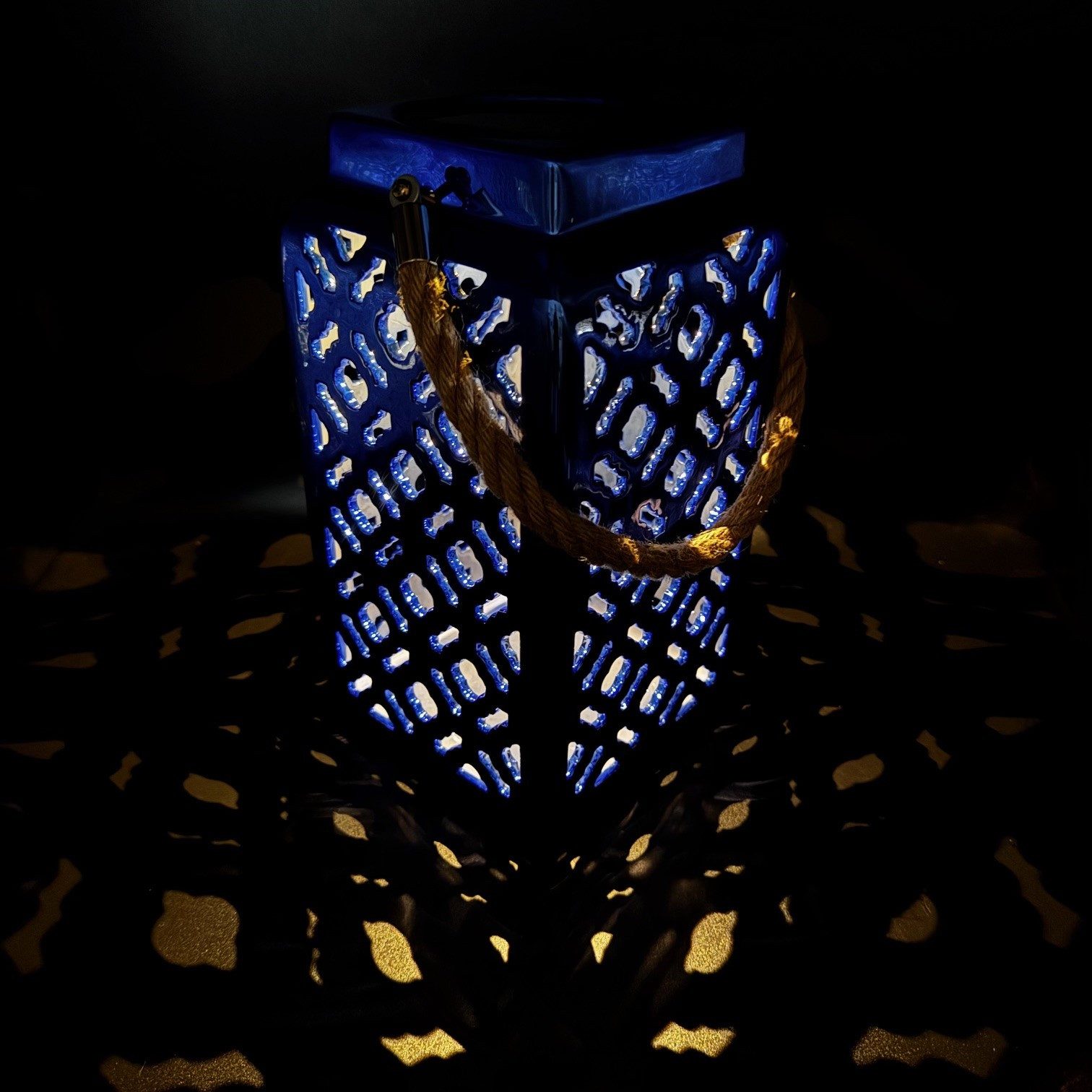 Online-Fuchs LED Laterne aus Metall mit Solarbeleuchtung - Outdoor - 27 cm groß, Warmweiß oder seichter Farbwechsel, wählbar, dekorativen Ausstanzungen für Licht- und Schatteneffekte