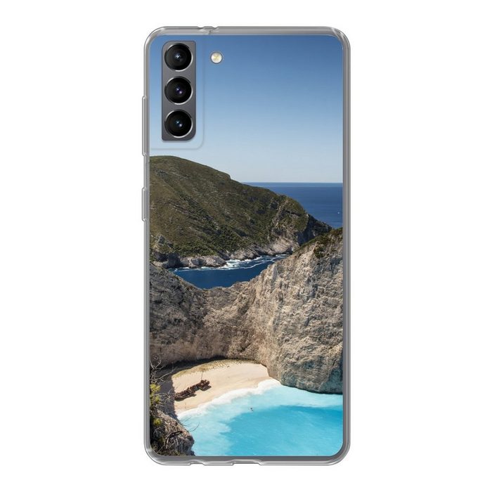 MuchoWow Handyhülle Die griechische Flagge weht über dem Strand von Navagio in Phone Case Handyhülle Samsung Galaxy S21 Plus Silikon Schutzhülle