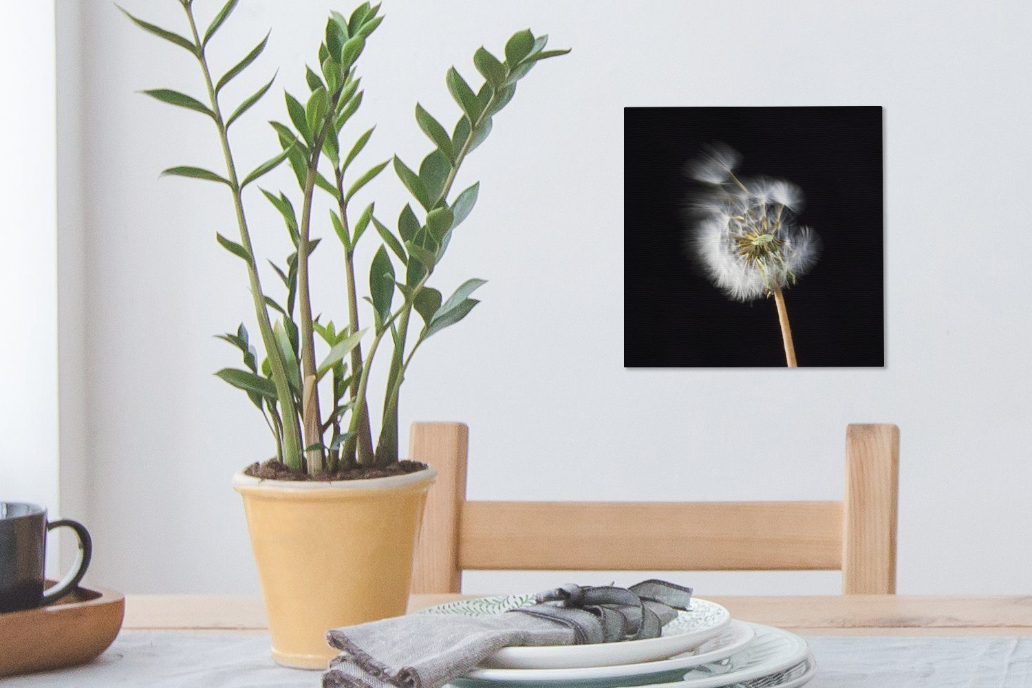 OneMillionCanvasses® Leinwandbild Eine Pollenblume bunt Bilder St), (1 Schlafzimmer Hintergrund, schwarzem Leinwand für auf Wohnzimmer