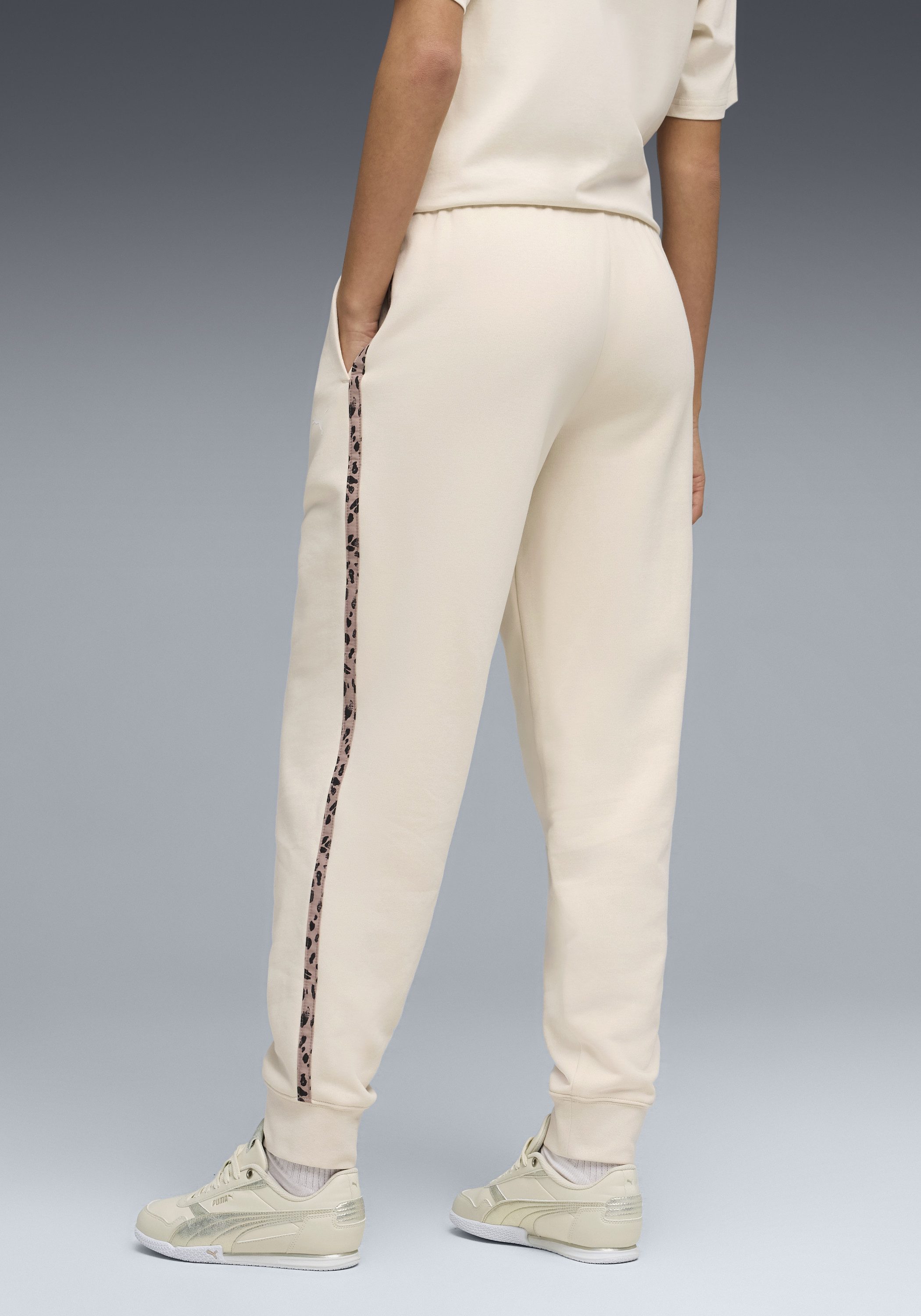 PUMA Trainingshose ESS GRAPHIC ANIMAL COMFORT PANTS TR CL mit Eingrifftaschen, sportlicher Stil, mit modernem Print