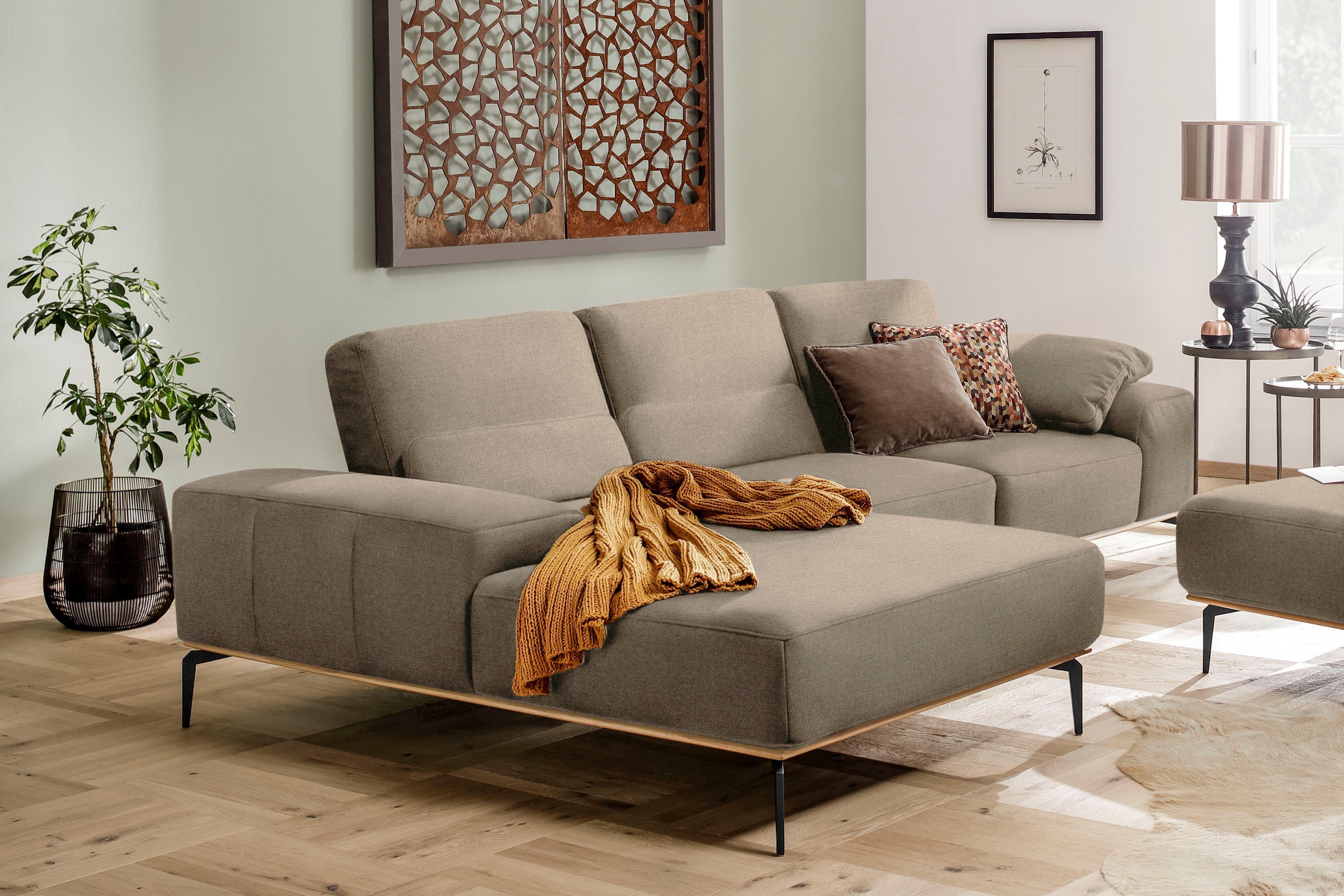W.SCHILLIG Ecksofa run, Designsofa mit tollem Sitzkomfort, bequem, L-Form, mit Holzsockel, Füße in Schwarz pulverbeschichtet, Breite 299 cm