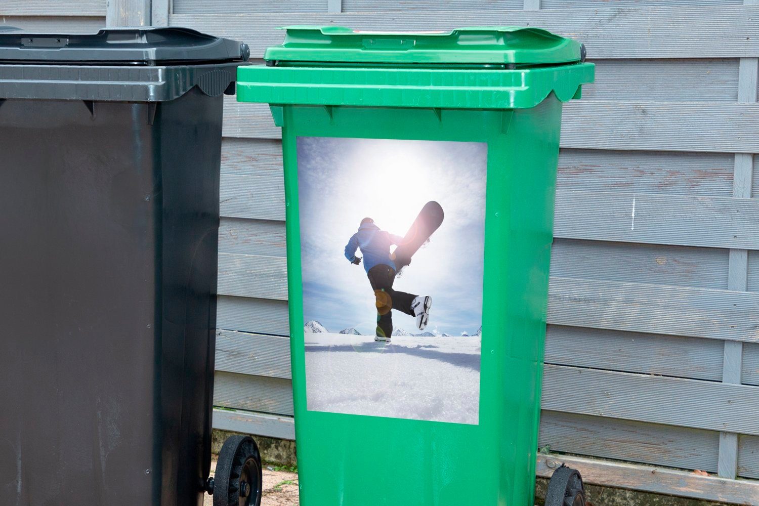 der Abfalbehälter Mülltonne, beleuchtet Die Snowboarder, MuchoWow den durch Container, Sonne Sticker, Schnee fährt Mülleimer-aufkleber, Wandsticker (1 einen St),