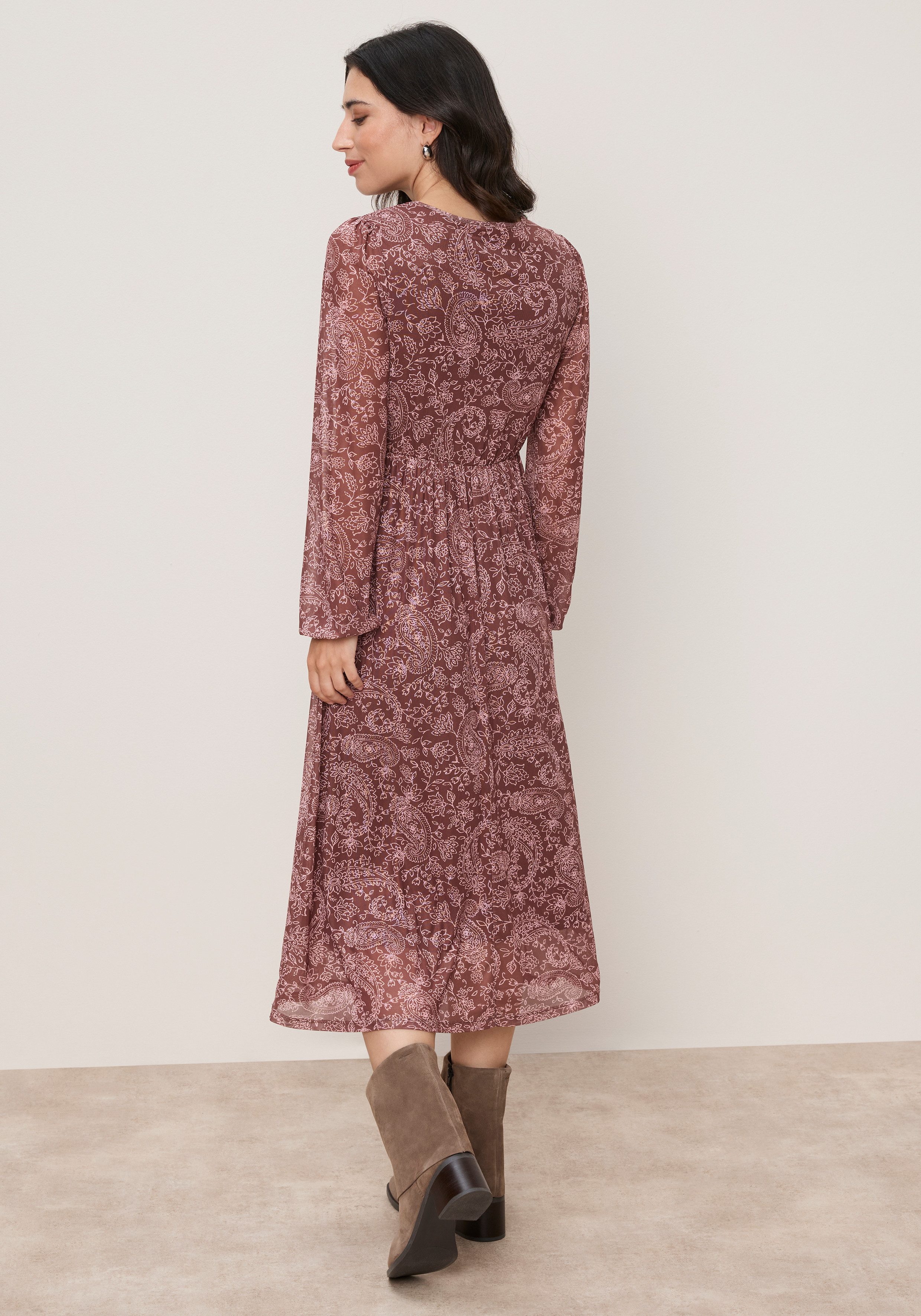 Tamaris Midikleid mit figurschmeichelnder Passform mit Cut-Out Ausschnitt und modernem Muster