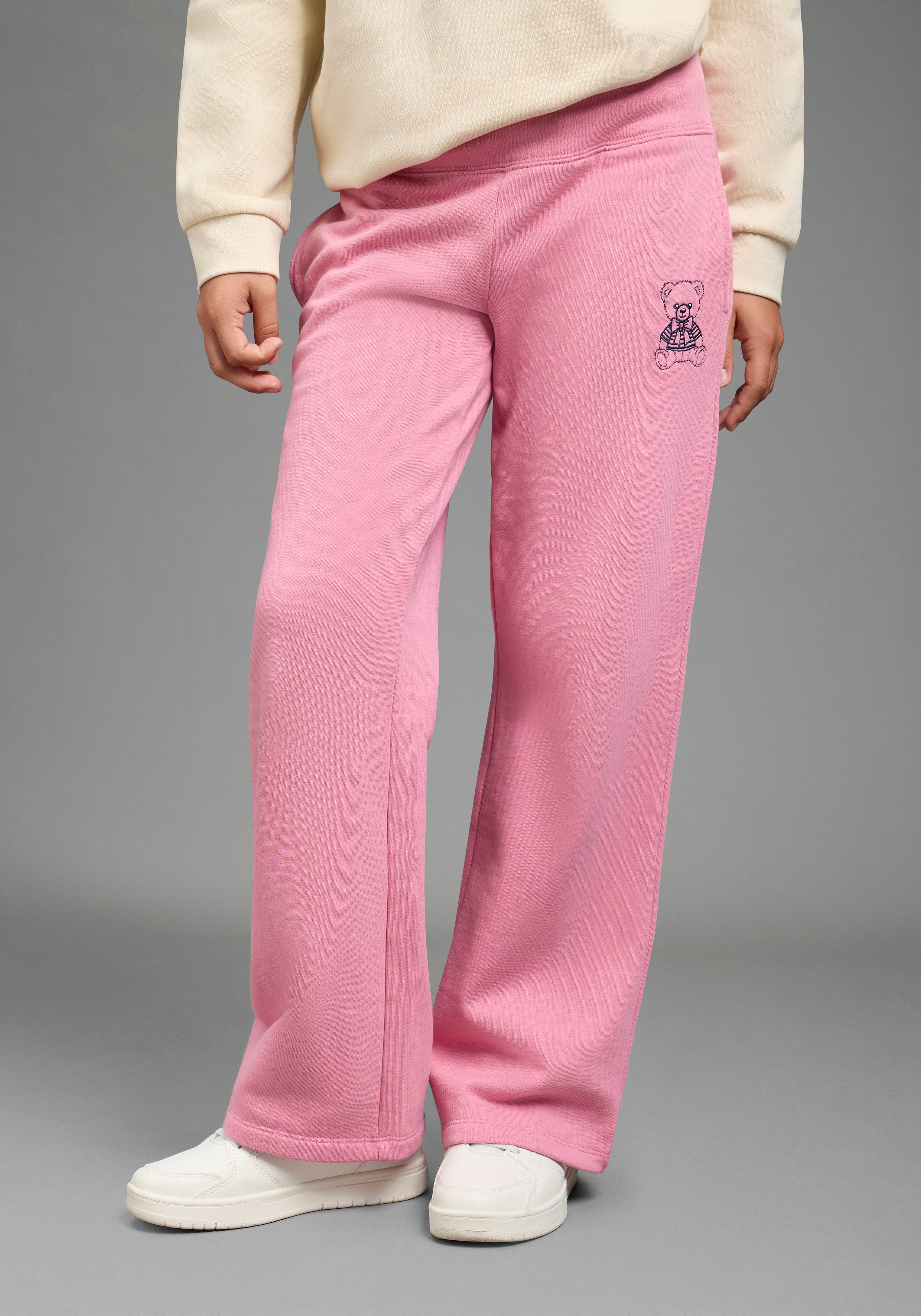 KIDSWORLD Sweathose Weit geschnittene Sweathose mit kleiner Bär-Stickerei Loos-fit Jogginghose mit Stickerei, weite Beinform