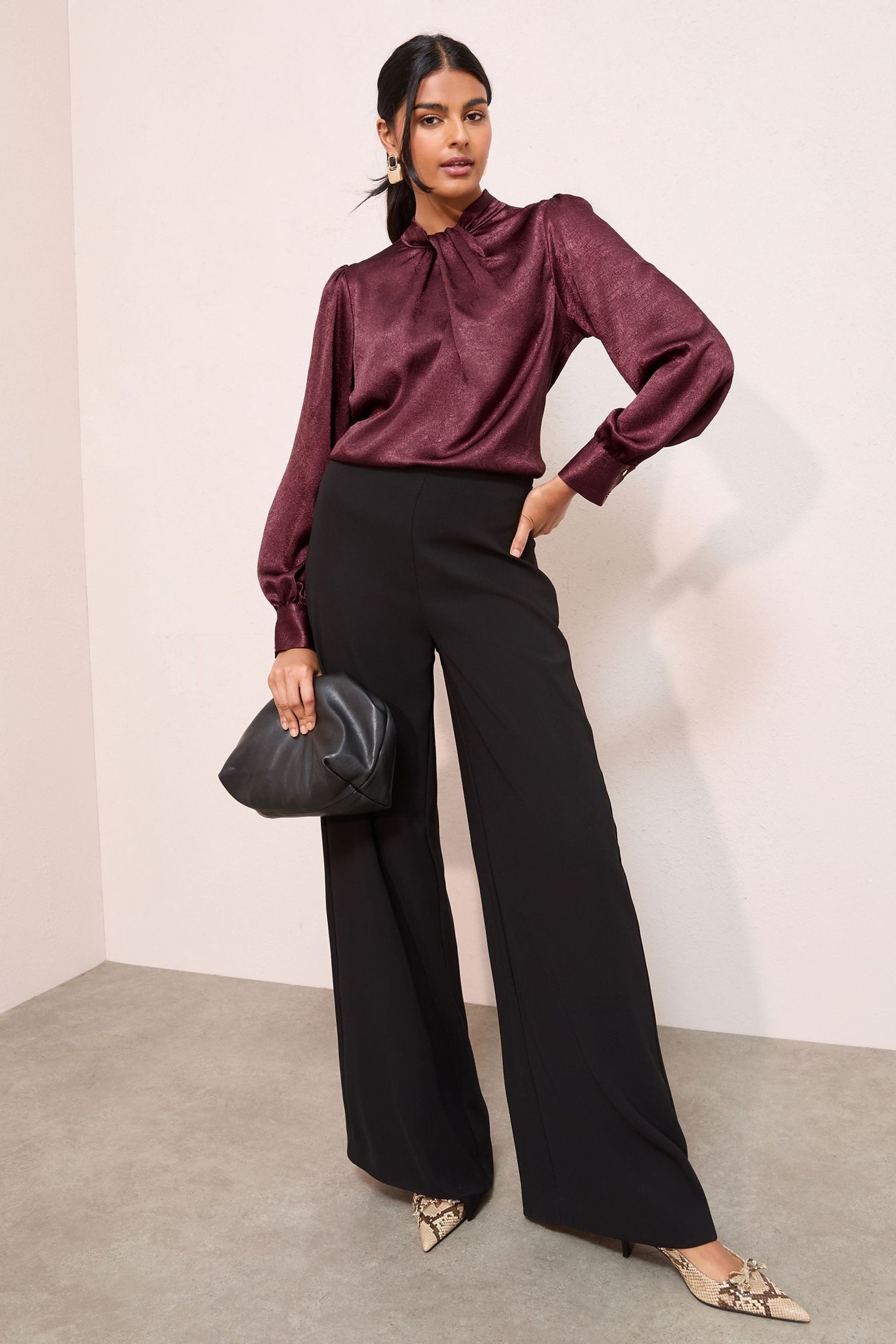 Friends Like These Langarmbluse Friends Like These Satin-Bluse mit Twist-Detail (1-tlg)