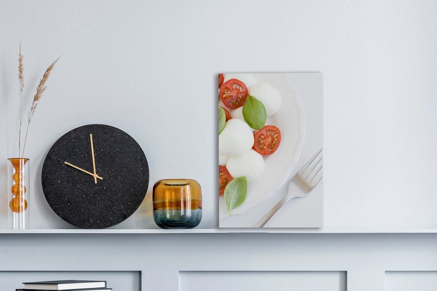 OneMillionCanvasses® Leinwandbild Mozzarella mit Tomate Basilikum Zackenaufhänger, fertig Teller, cm (1 Gemälde, 20x30 einem Leinwandbild und bespannt inkl. auf St)