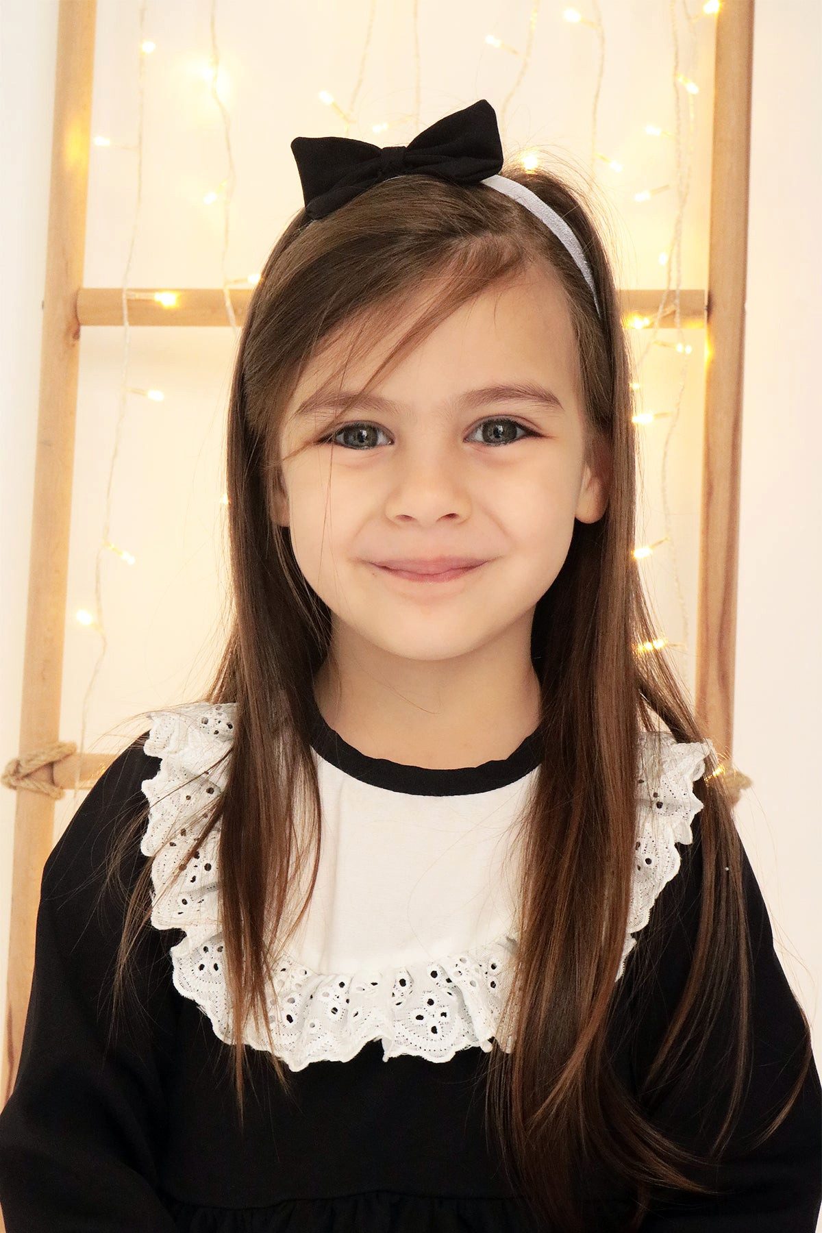 Parla Kids Kleid & Haarband Schwarzes Kleid langärmelig - Rüschensaum Spitzendetails und Haarband