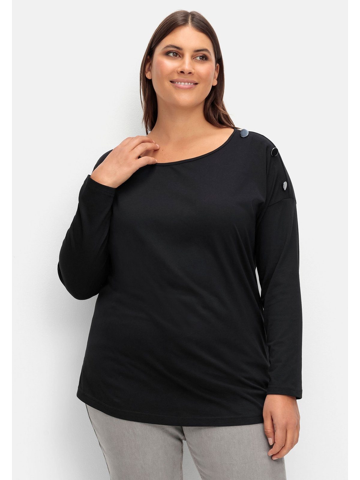Sheego Langarmshirt Große Größen mit Schmuckknöpfen auf der Schulter schwarz | Rundhalsshirts