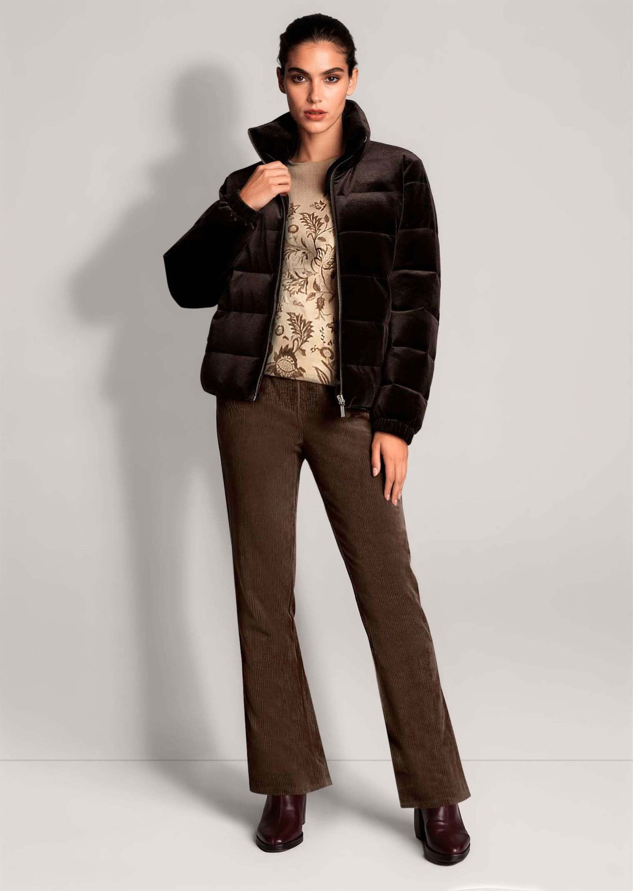 MADELEINE Steppjacke Modische Samt-Steppjacke Stehkragen, Ärmelbündchen & Reißverschlusstaschen
