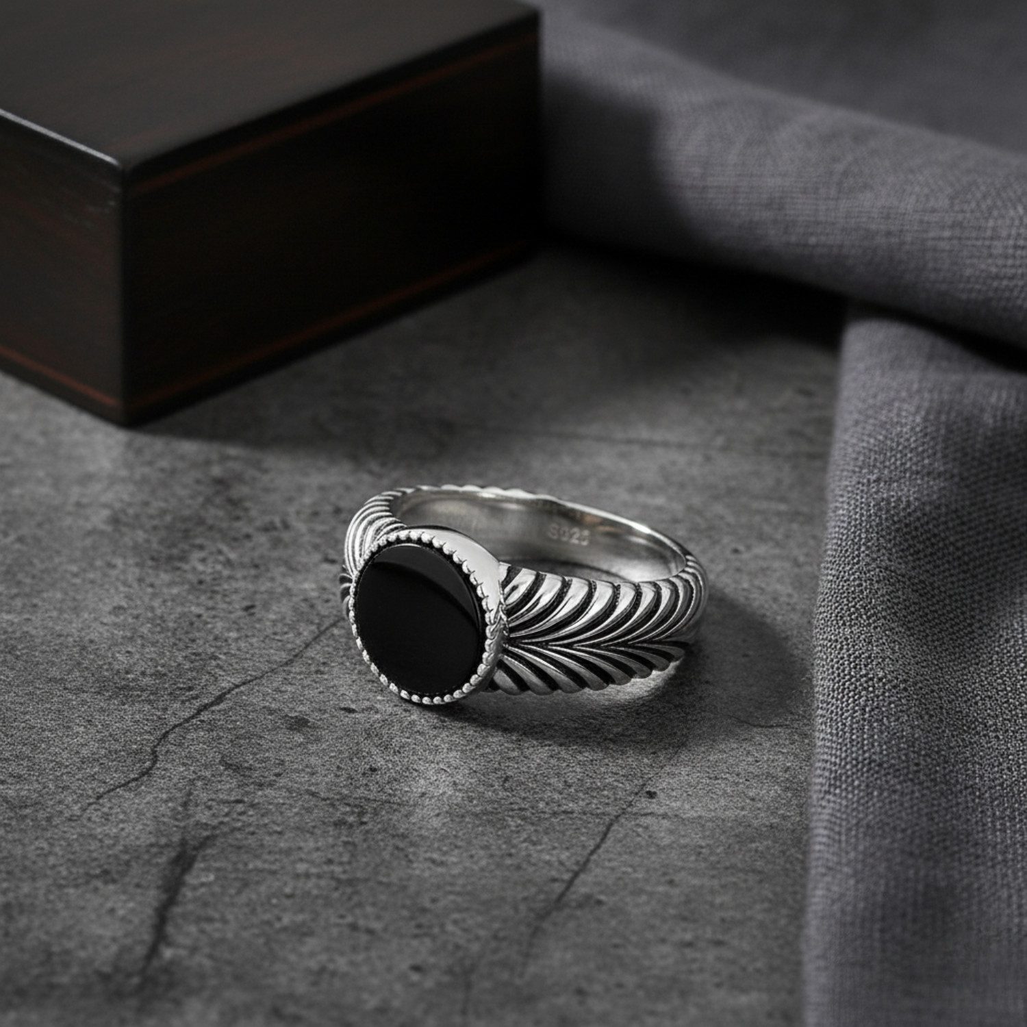 Lisandra Scott Silberring Eleganter Herrenring aus 925 Sterling Silber mit Schwarzem Stein, Klassischer Herrenring – Zeitlos und stilvoll – Bild 4 von 4