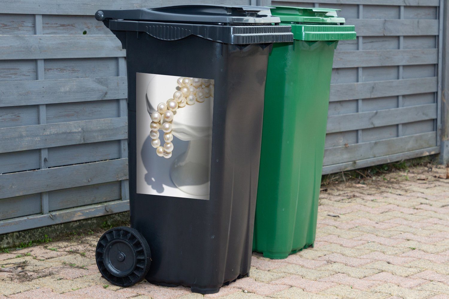 MuchoWow Wandsticker St), (1 auf Sockel Container, Mülleimer-aufkleber, Mülltonne, weißem Sticker, Perlenkette Abfalbehälter