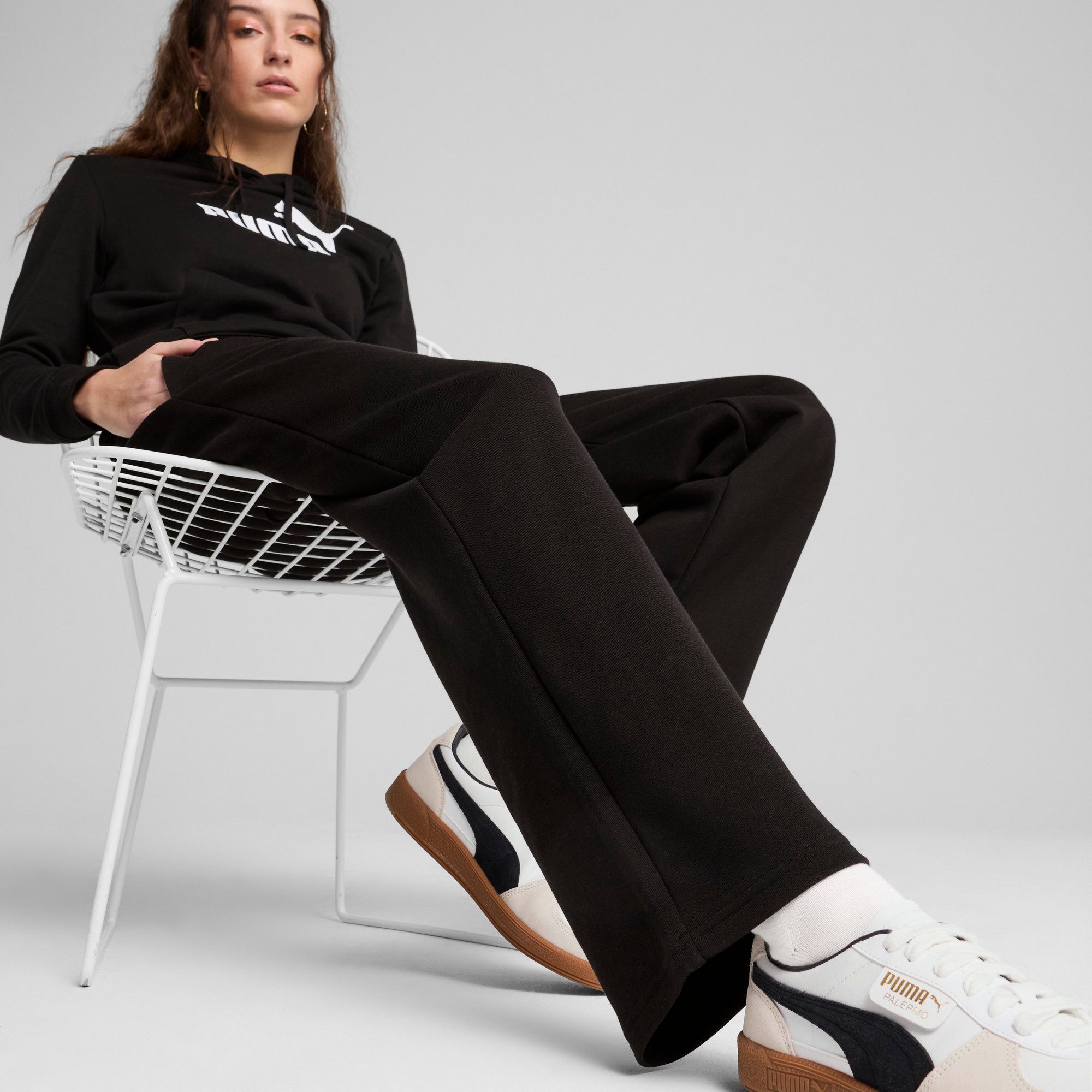 PUMA Trainingshose ESS SMALL NO 1 LOGO STANDARD STRAIGHT PANTS TR OP mit Eingrifftaschen, gerades Bein, elastischer Bund
