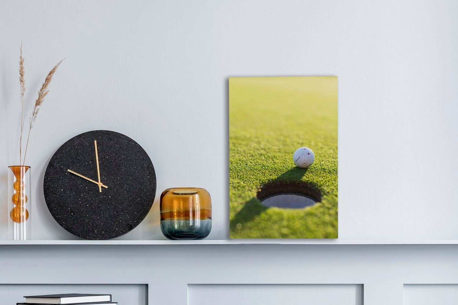 OneMillionCanvasses® Leinwandbild Golfball St), Lochs, 20x30 Leinwandbild in Zackenaufhänger, inkl. des Gemälde, cm (1 bespannt Nähe fertig im Gras liegt der grünen