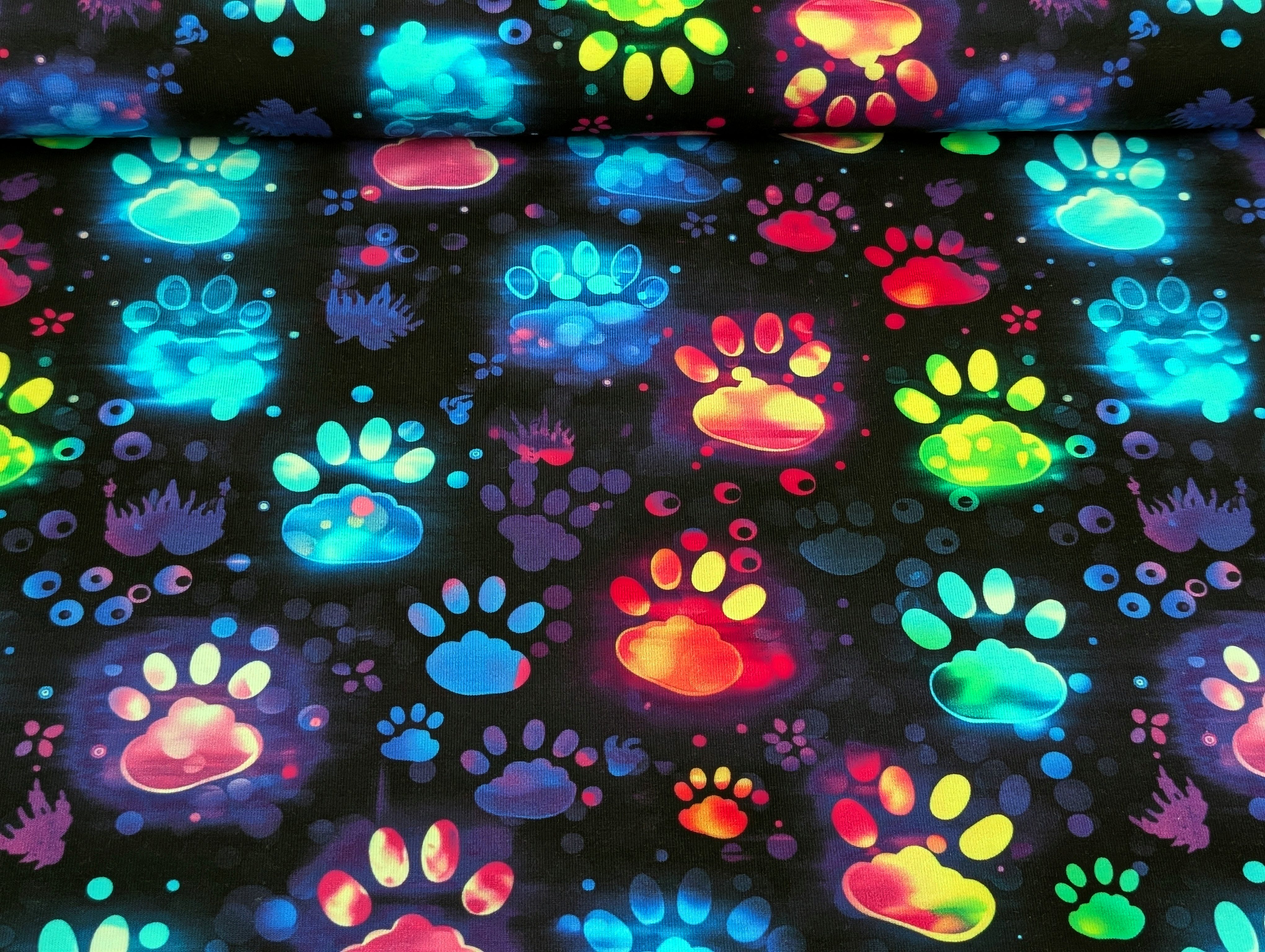 Corileo Stoff Eigenproduktion Baumwolljersey Neon Pfötchen auf Schwarz Stoff