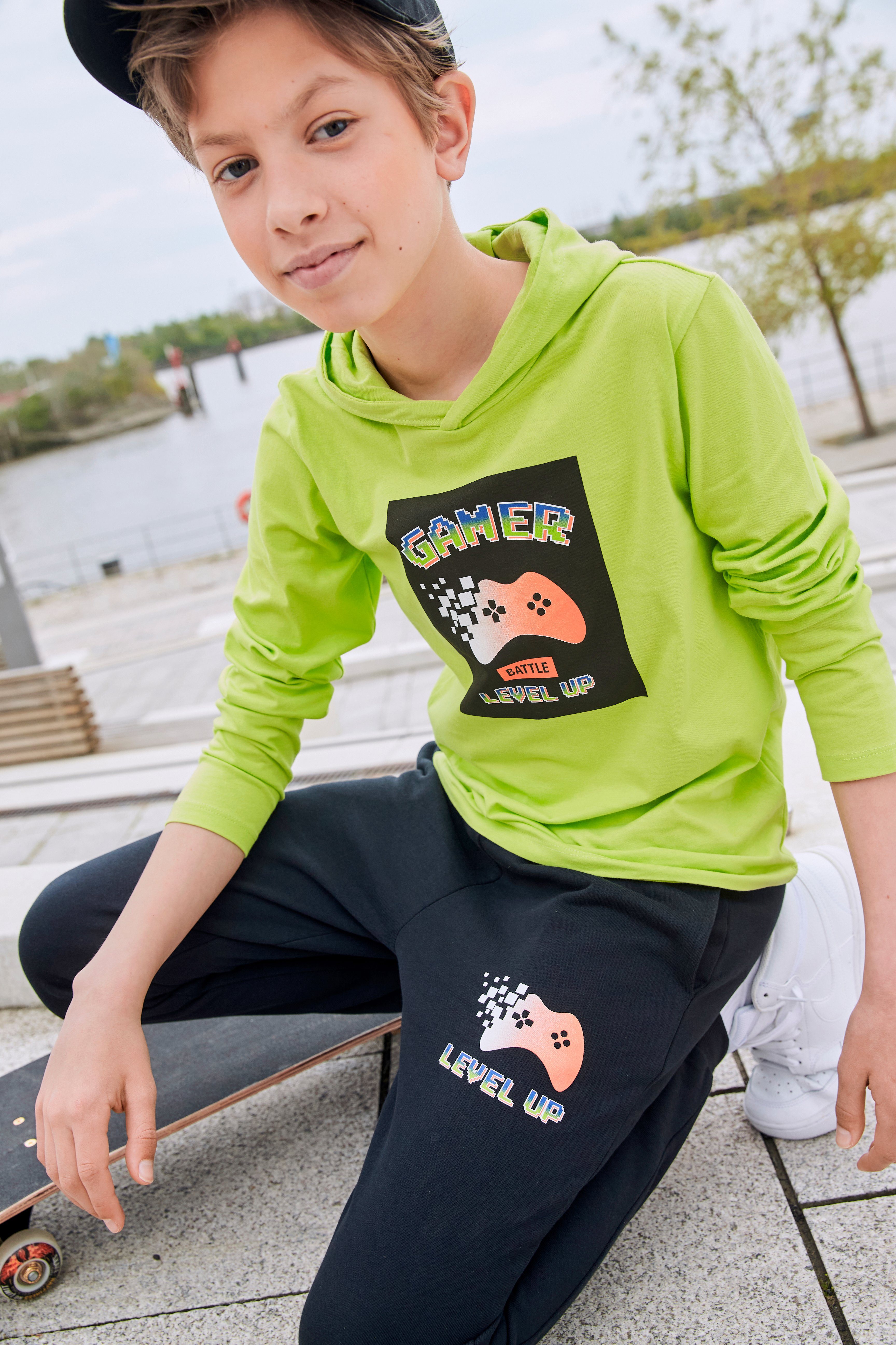 KIDSWORLD Shirt & Set: 2-tlg) (Set, Set Sweathose GAMER im und Kapuzenshirt und Shirt Sweathose Hose