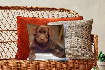 MuchoWow Dekokissen Niedlicher Labrador Retriever schaut in die Kamera, Zierkissen mit Füllung für Wohzimmer, Schlafzimmer, Deko, Sofakissen