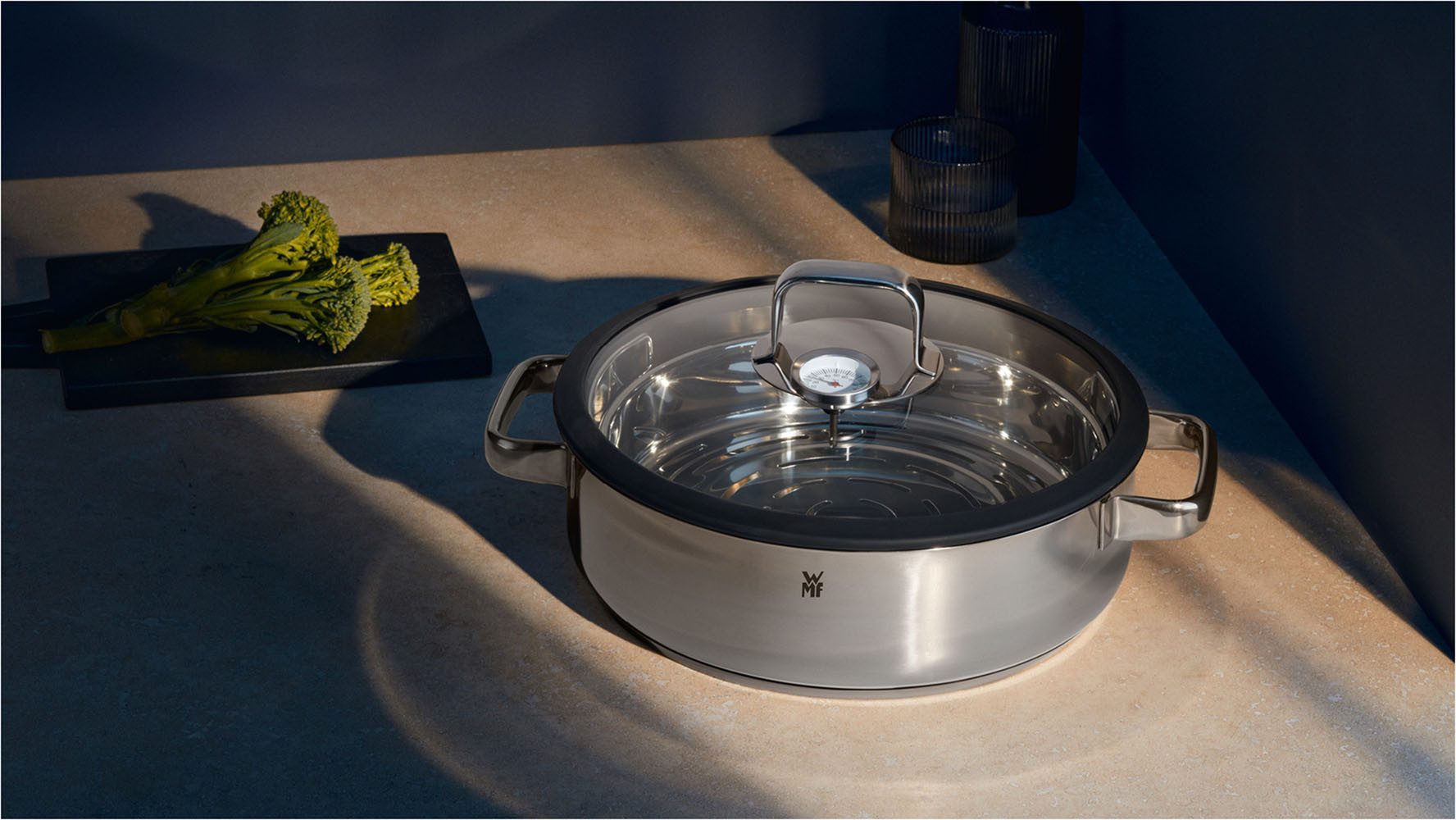 WMF Dampfgartopf Vitalis, Bräter Induktion mit Glasdeckel und Silikonrand, Cromargan® Edelstahl Rostfrei 18/10, Dampfgarer mit integriertem Thermometer, backofengeeignet bis 180 Grad