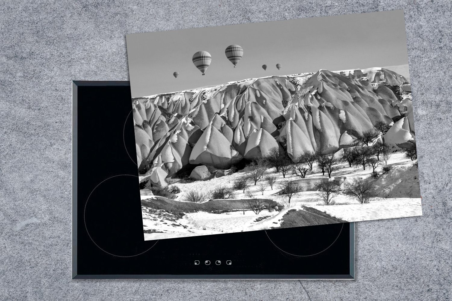 Schneebedeckte von Türkei und - schwarz MuchoWow Arbeitsfläche weiß, 70x52 der Mobile in Vinyl, (1 Ceranfeldabdeckung Kappadokien cm, tlg), Herdblende-/Abdeckplatte Berge nutzbar,