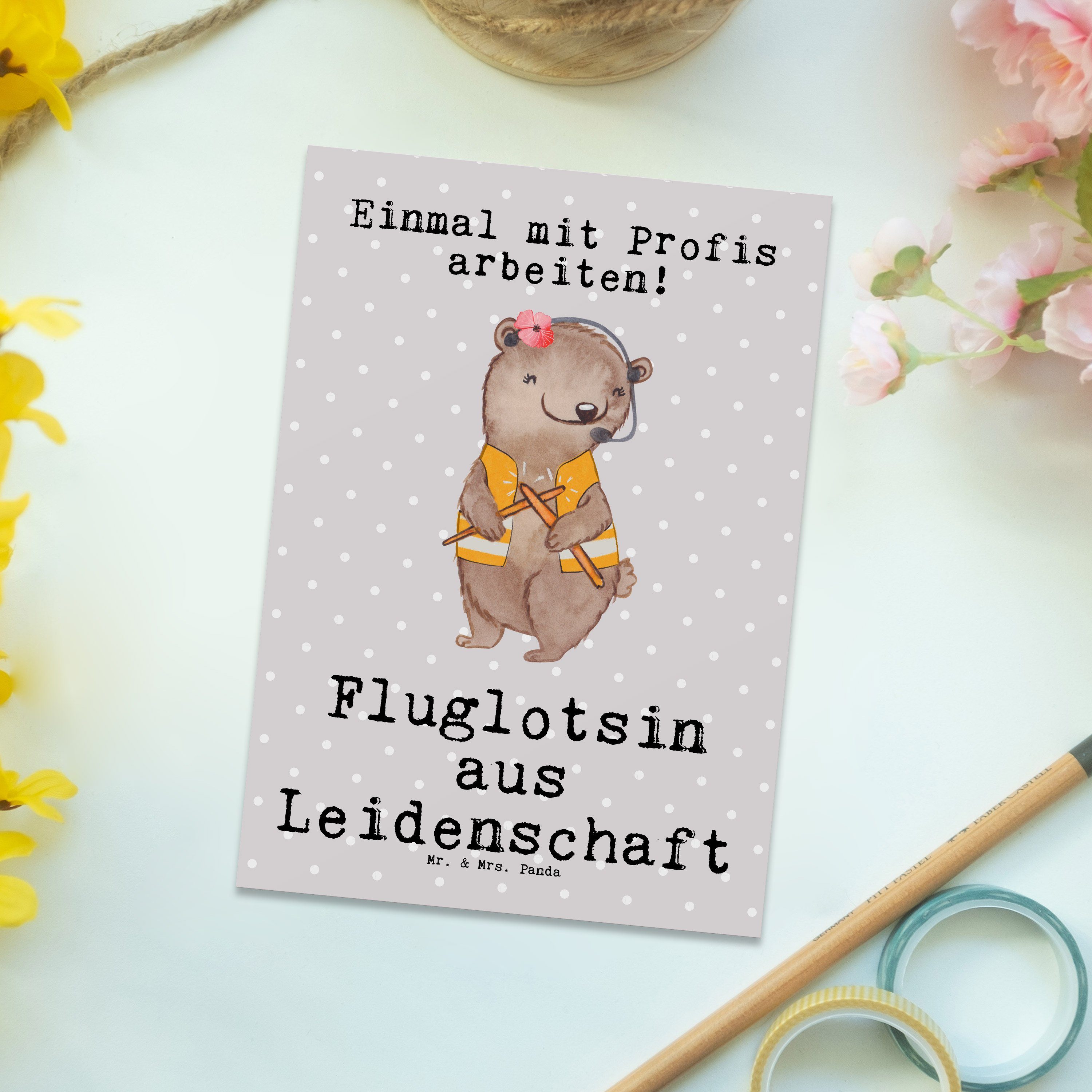 Mr. & Mrs. Panda Postkarte Fluglotsin aus Leidenschaft - Grau Pastell - Geschenk, Kollegin, Flug | Grußkarten