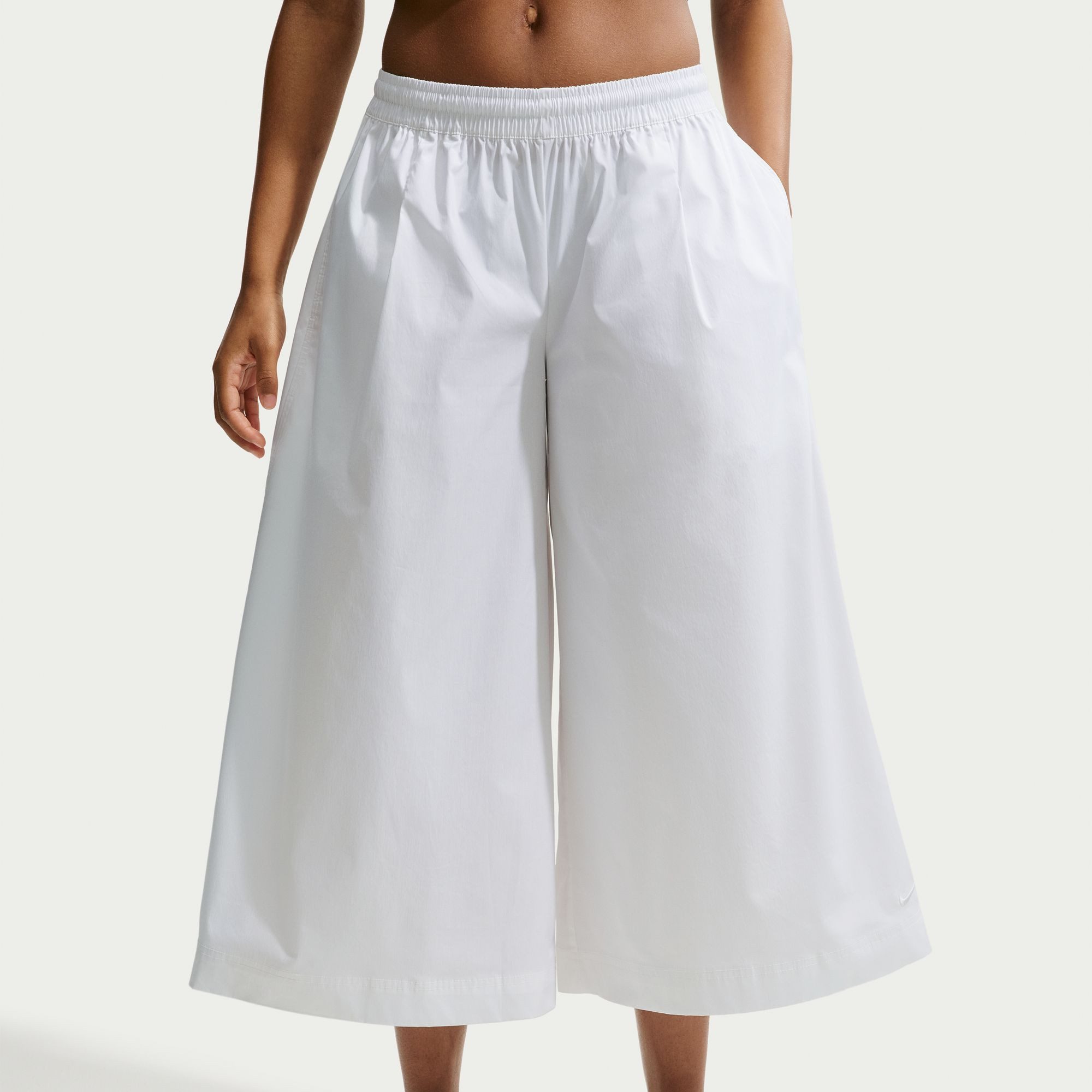Nike Sportswear 3/4-Hose Nike Women's Poplin Culottes aus Baumwolle, Nylon und Elasthan, lockere Silhouette, normal-weit