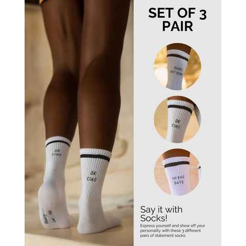 Made by Nami Socken 3er Set Weiße Tennissocken Atmungsaktive Crew Socks mit Sprüchen (Set, 3 Paar) Retro Socken Lustige Socken mit Sprüchen Herren & Damen