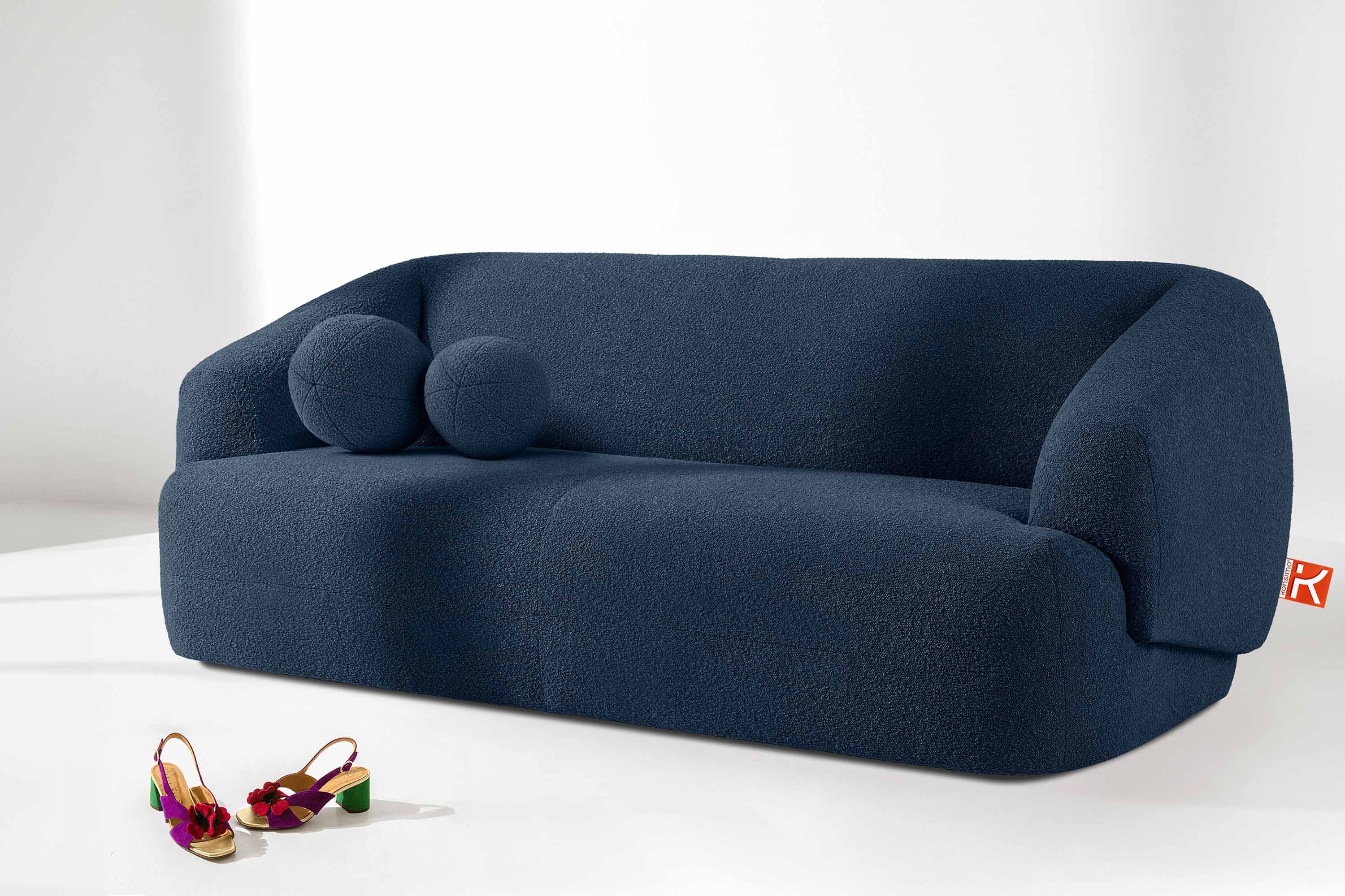 KONSIMO® 2,5-Sitzer Sofa VIRA mit dekorativem Rundkissen, Premiumqualität aus EU, Einzelsofa, Stil: Modern/Japandi, superstabiler Massivholzgestell, mit Armlehnen, Wellenunterfederung