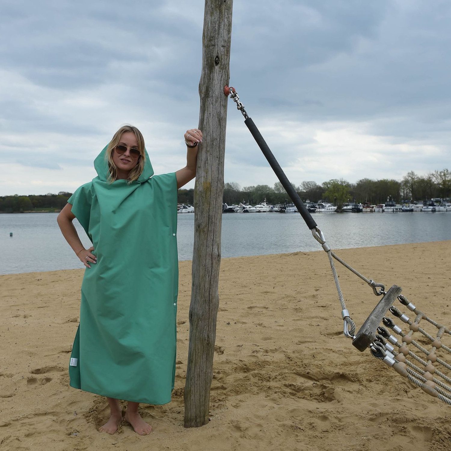 HEKERS Badeponcho Surfponcho aus Mikrofaser Badeponcho Umziehhilfe Strand Umkleidehilfe, Kapuze, Druckknöpfe, Mit Kapuze