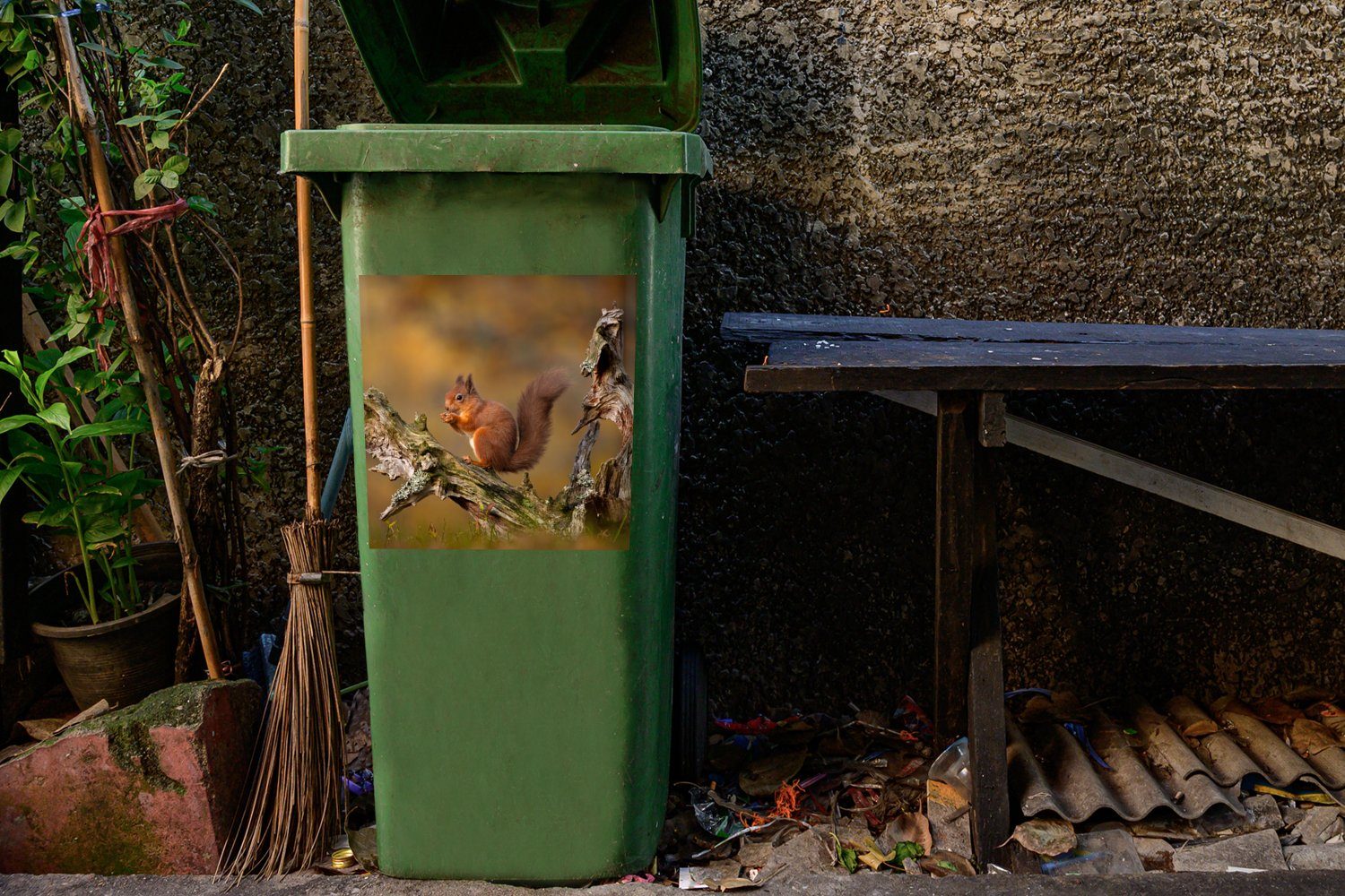 MuchoWow Wandsticker Eichhörnchen - Mülltonne, Sticker, Abfalbehälter Mülleimer-aufkleber, St), - Wald (1 Container, Baumstamm