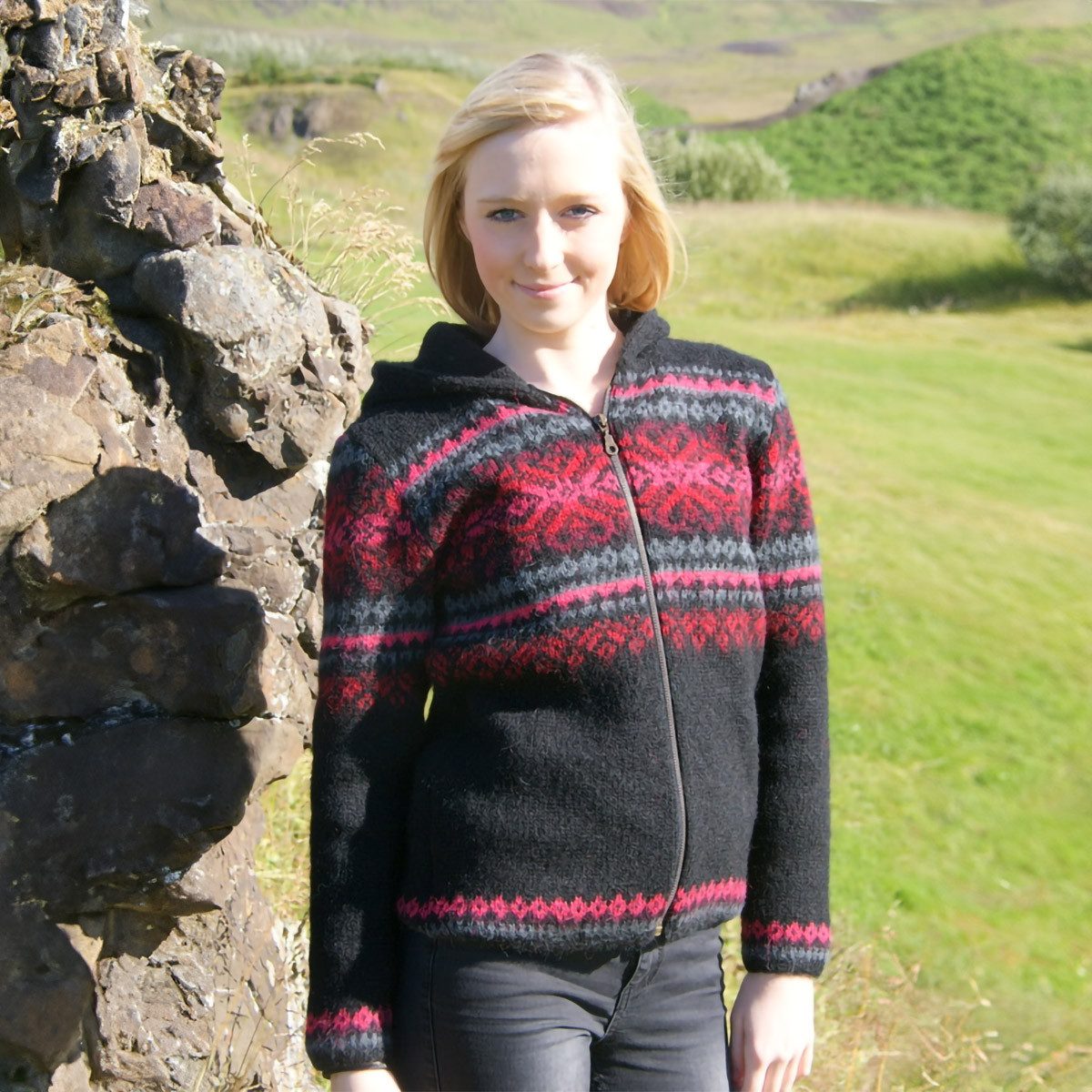 KIDKA Kapuzenstrickjacke - Wollstrickjacke für Damen - Farbe schwarz-rot-pink - aus rauer isländischer Wolle