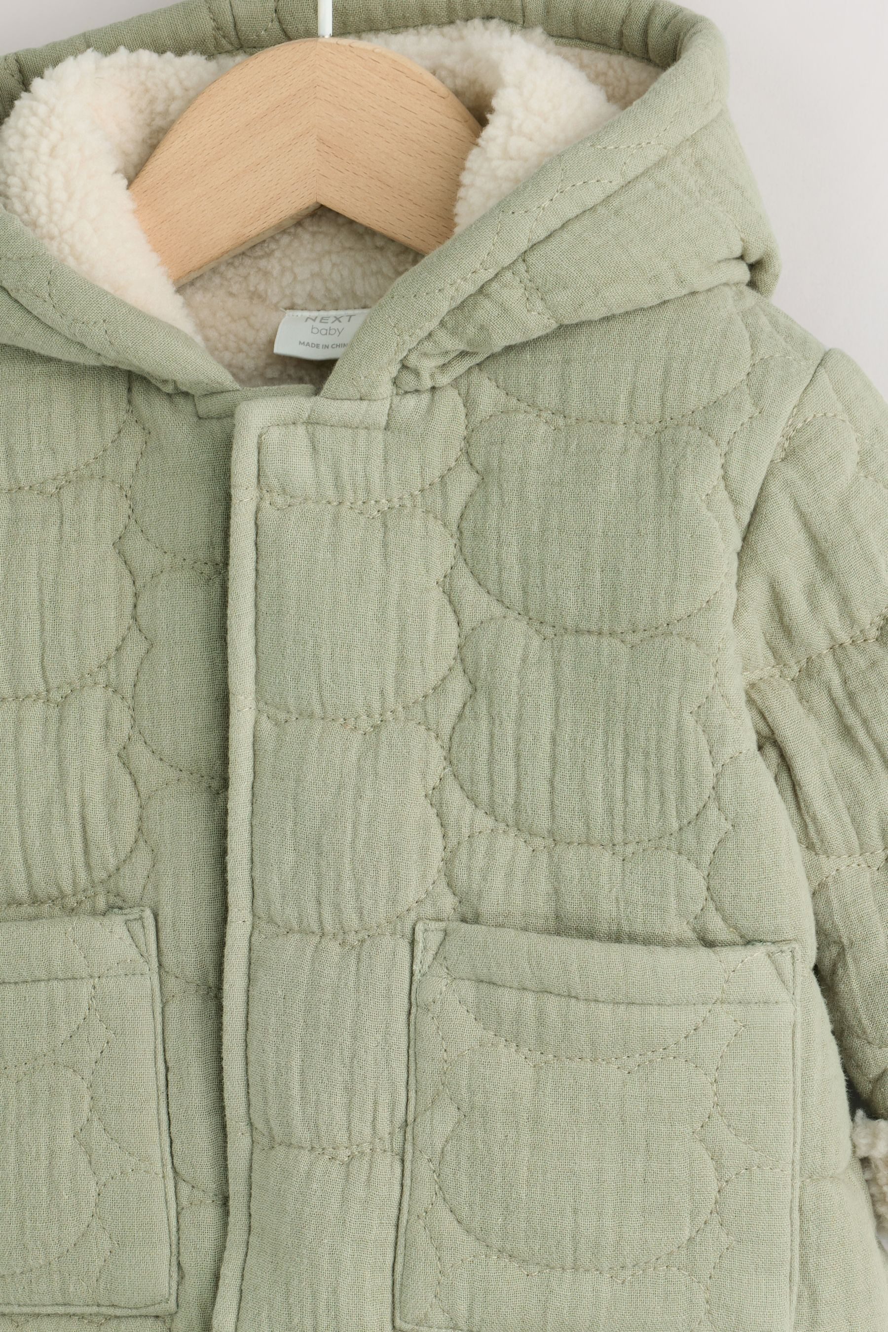 Next Steppjacke Baby Steppjacke in Knitteroptik mit Bär-Gesicht (1-St) – Bild 4 von 5