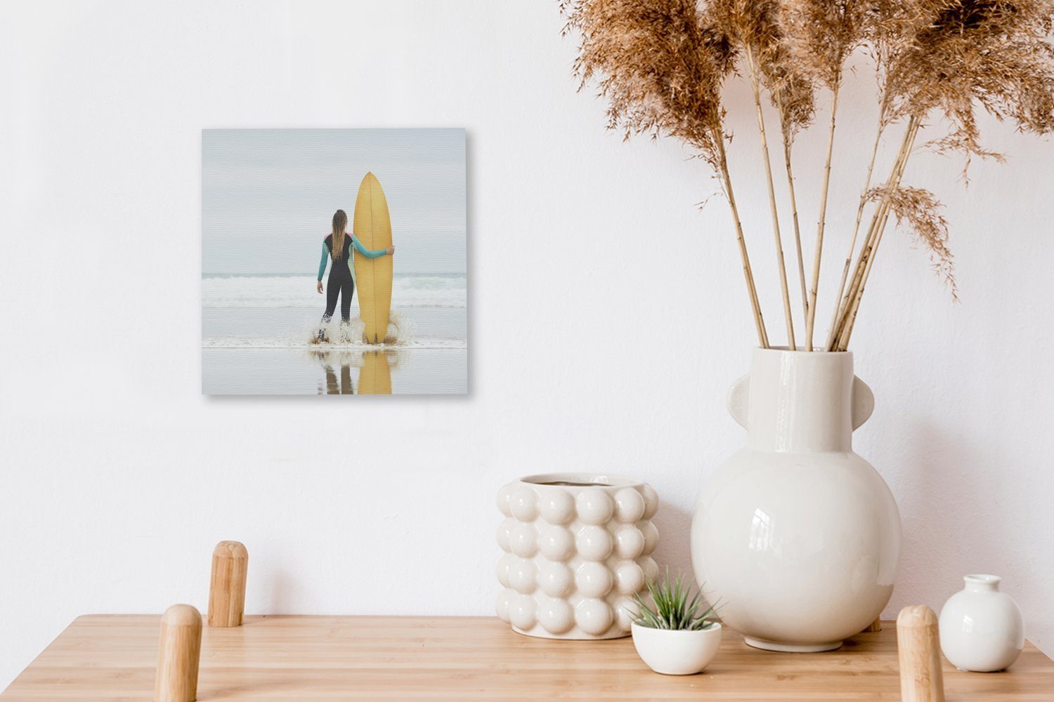 Bilder (1 Surfbrett, Leinwandbild St), neben steht Schlafzimmer Weibliche dem Leinwand für Wohnzimmer OneMillionCanvasses® Surferin