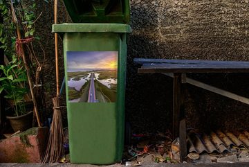 MuchoWow Wandsticker Straße in Australien bei Sonnenuntergang aus der Vogelperspektive (1 St), Mülleimer-aufkleber, Mülltonne, Sticker, Container, Abfalbehälter