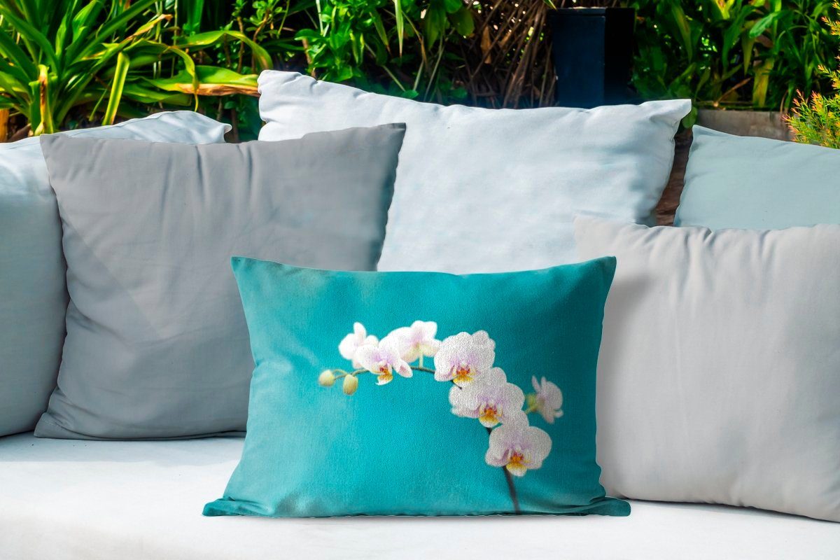 Outdoor-Dekorationskissen, Dekokissen MuchoWow Weiße Polyester, Dekokissenbezug, auf Hintergrund, blauem Orchideen Kissenhülle