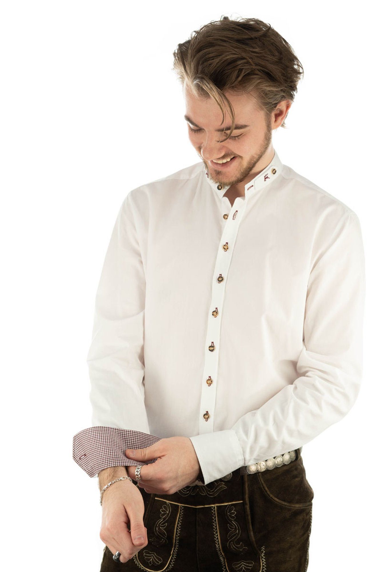 mit Omsaya besticktem weiß-weinrot Trachtenhemd Stehkragen OS-Trachten mit Langarmhemd Riegel