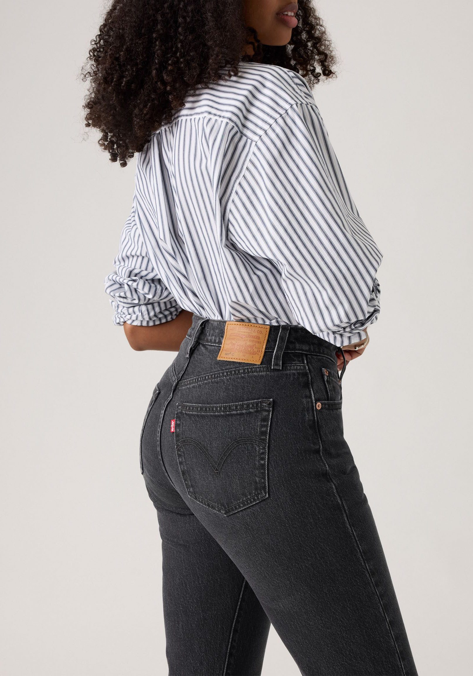 Levi's® Stretch-Jeans LV Jeans 501 CURVE BLACKS Die Passform schmeichelt kurvigen Figuren – Bild 5 von 5