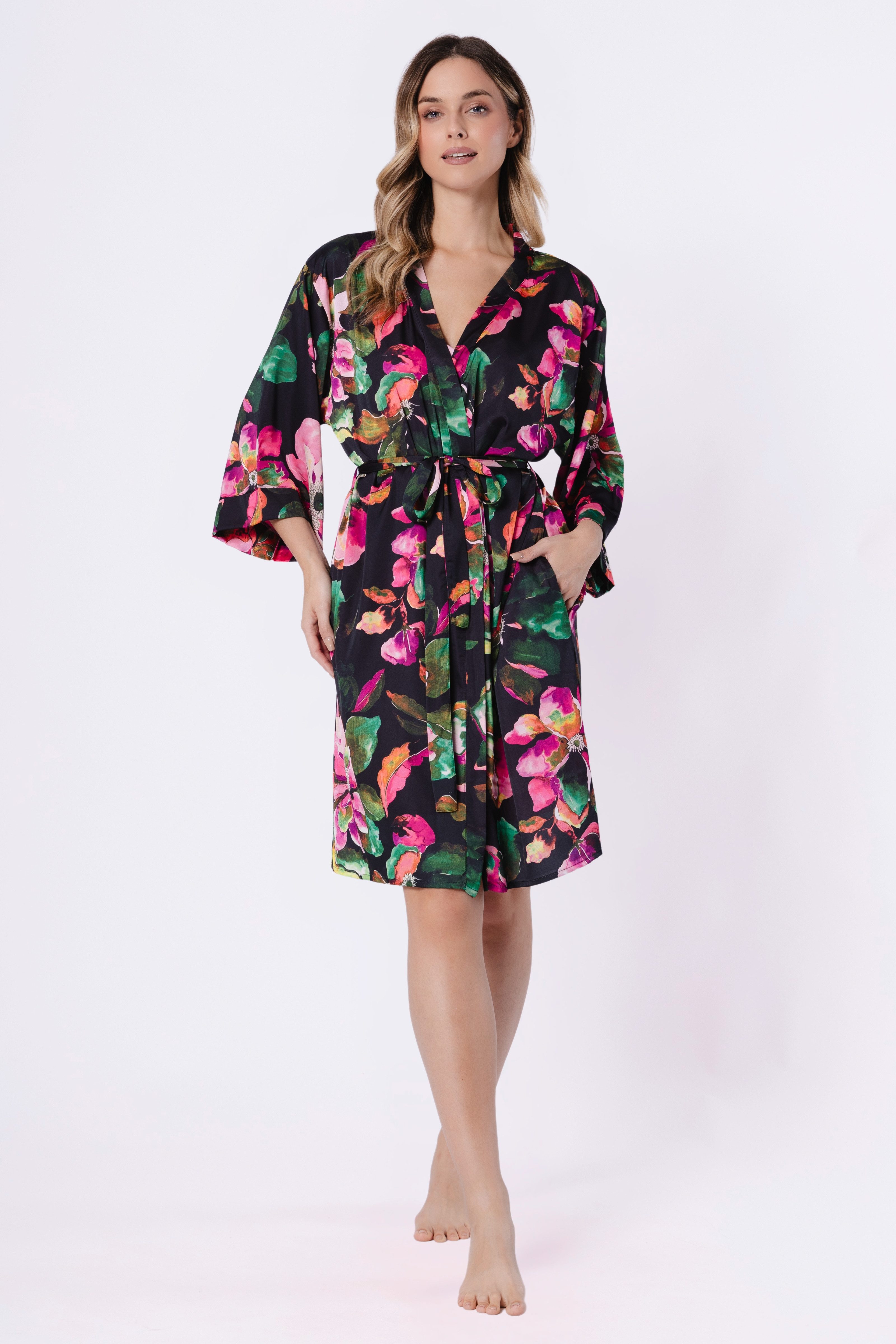 COOLISMO NIGHTWEAR Morgenmantel Sommer-Kimono aus edlem Satin, Satin, Schalkragen, Bindegürtel, mit floralem Design & fließendem Fall