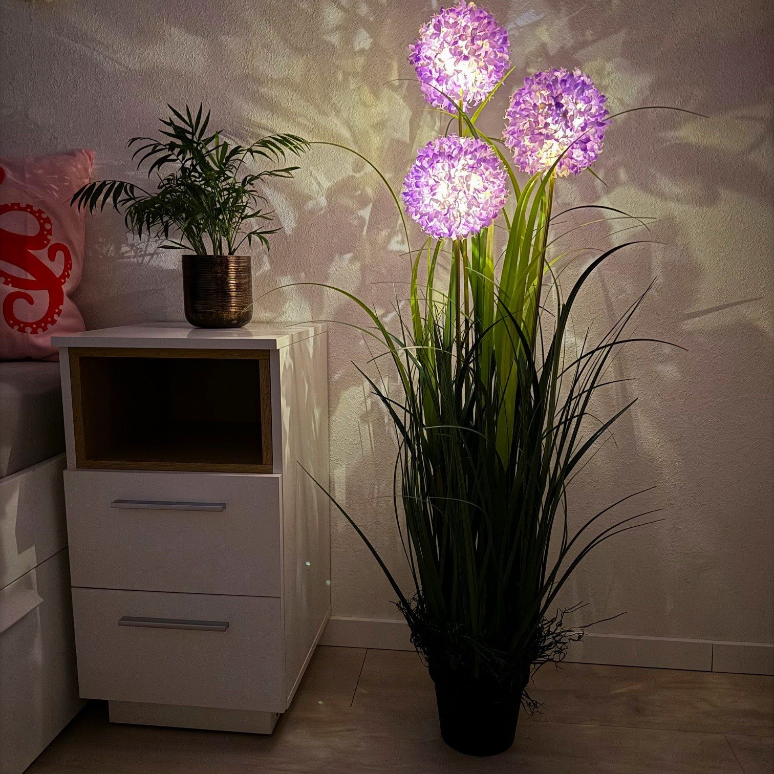 Kunstgras Ziergras, Kunstgräser im Topf mit LED-Beleuchtung, Deko - Allium Kunstpflanze, Online-Fuchs, - Timerfunktion - 120 cm hoch