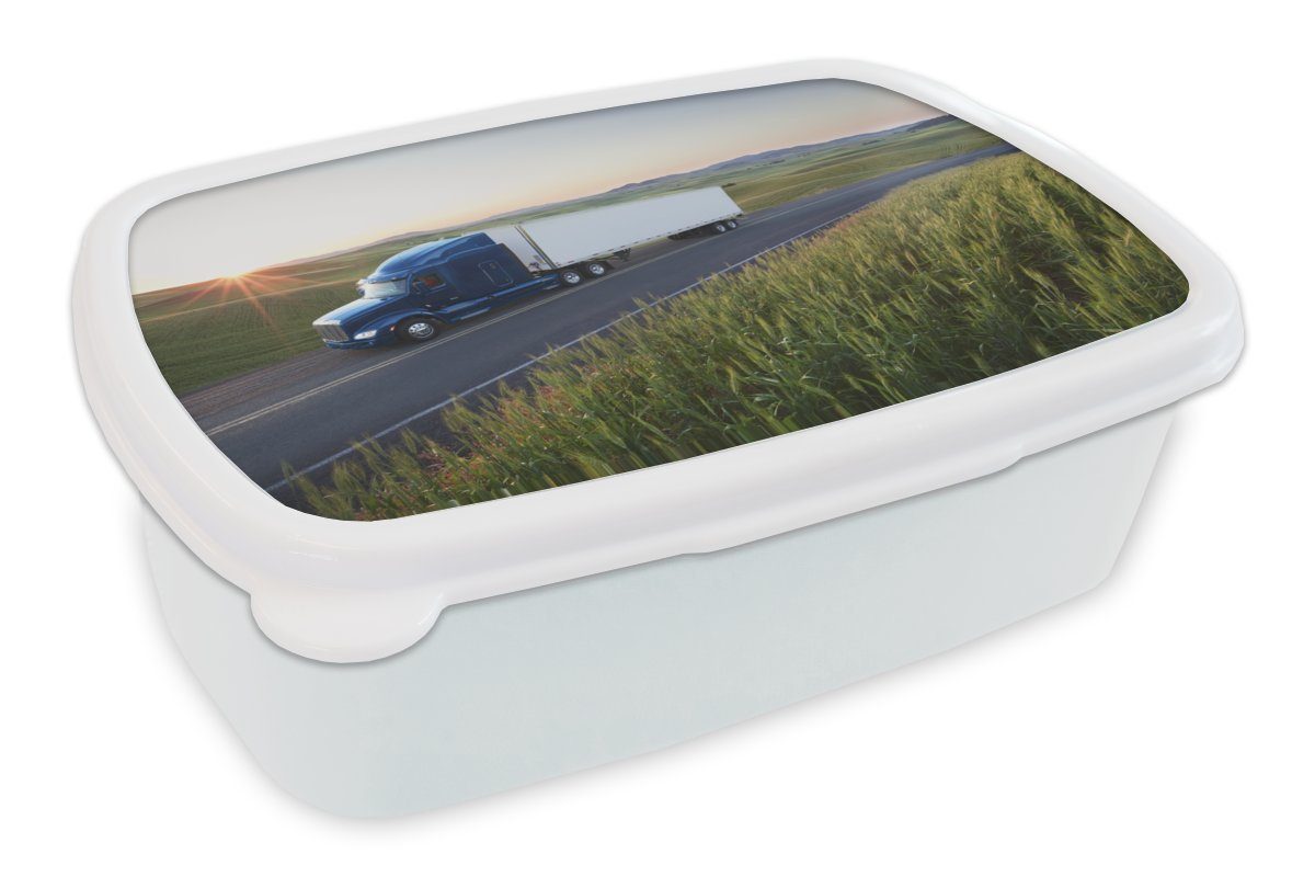 MuchoWow Lunchbox Lkw-Fahren in einer grünen Umgebung, Kunststoff, (2-tlg), Brotbox für Kinder und Erwachsene, Brotdose, für Jungs und Mädchen weiß