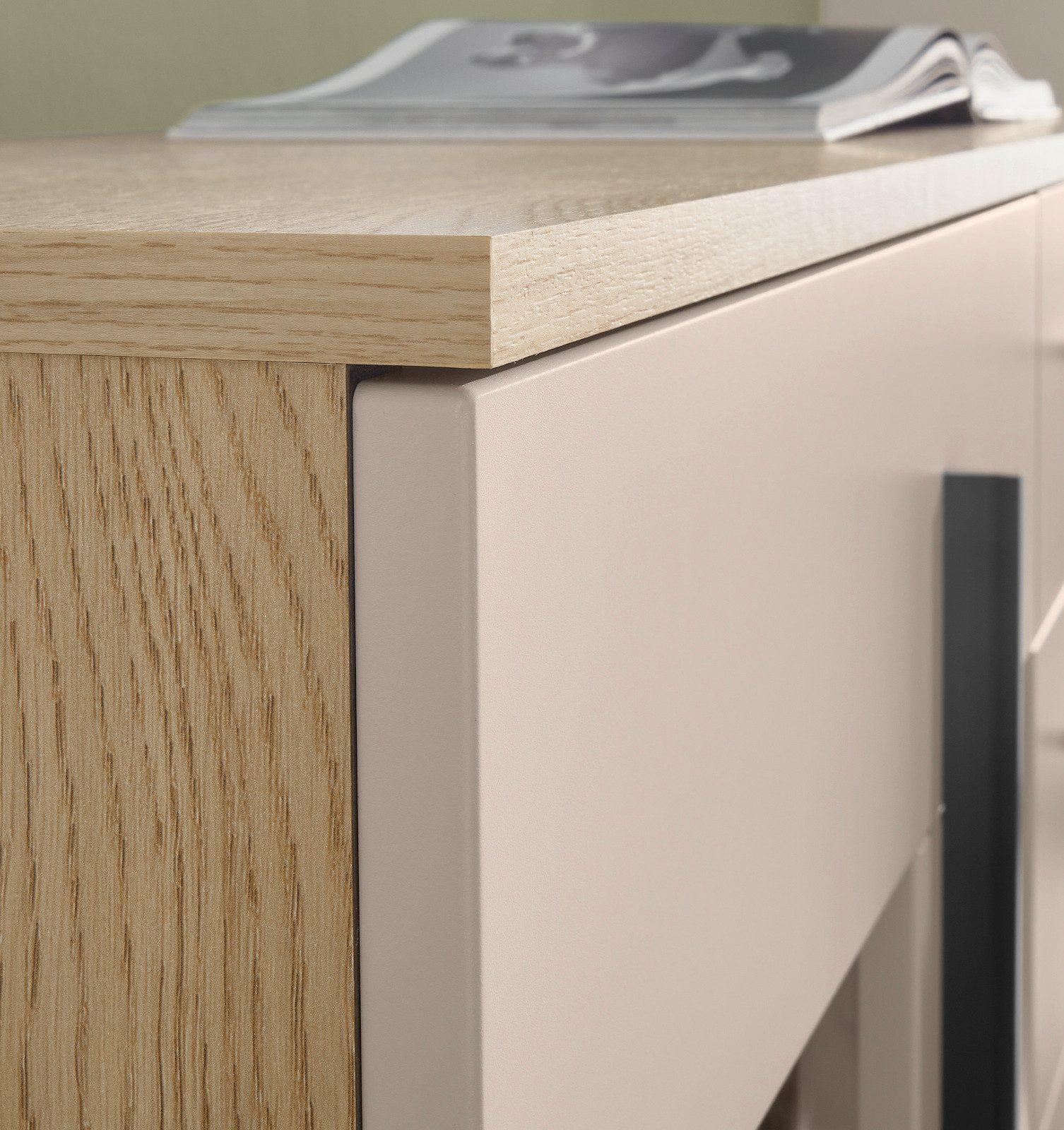 Furn.Design Highboard Design-D (Vitrinenschrank in Kaschmir / Sand und Eiche, 2-türig, 90 x 140 cm), mit viel Stauraum – Bild 4 von 5